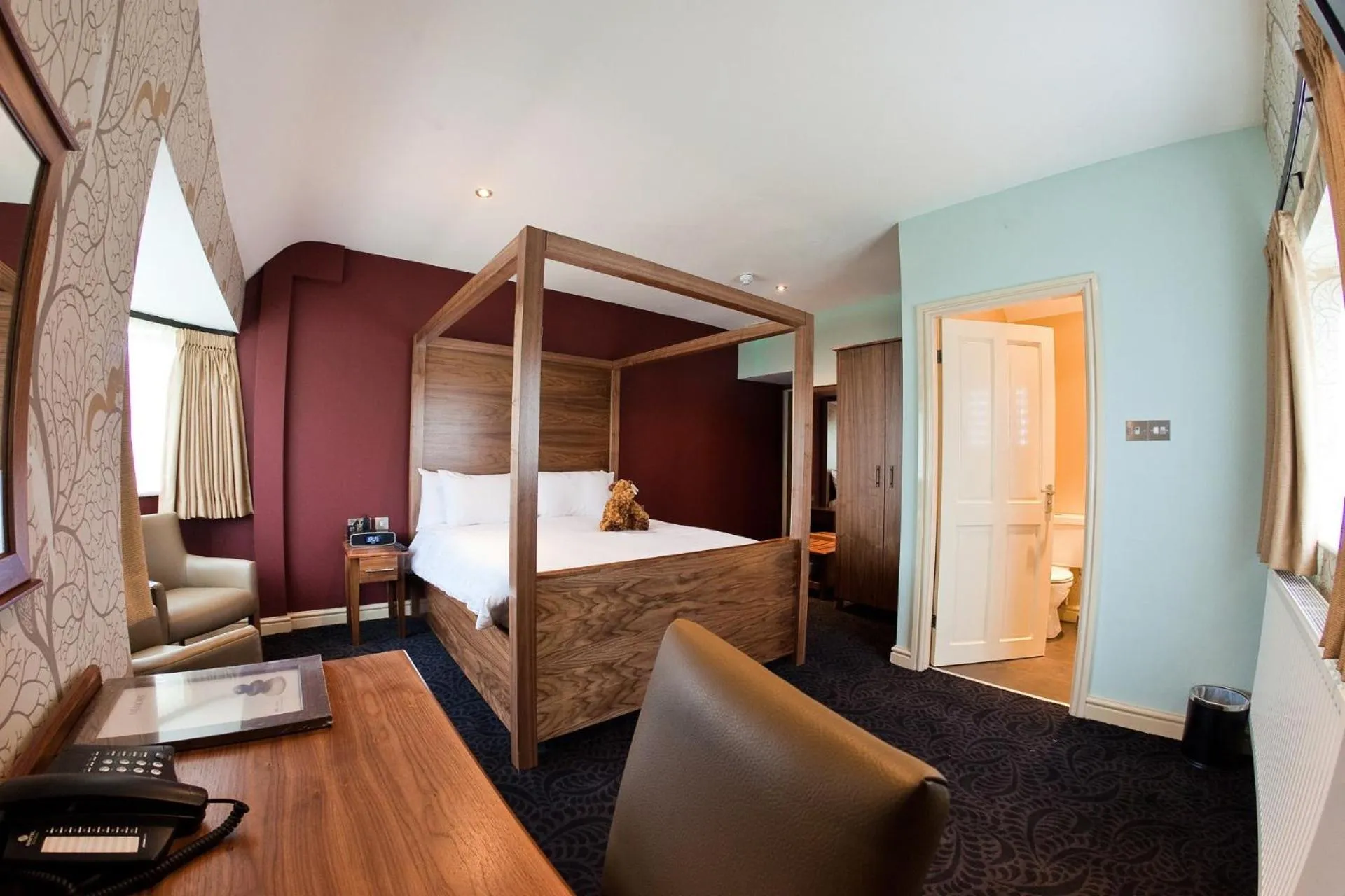 Photo of the whole room, Bed in The Dog & Doublet Inn