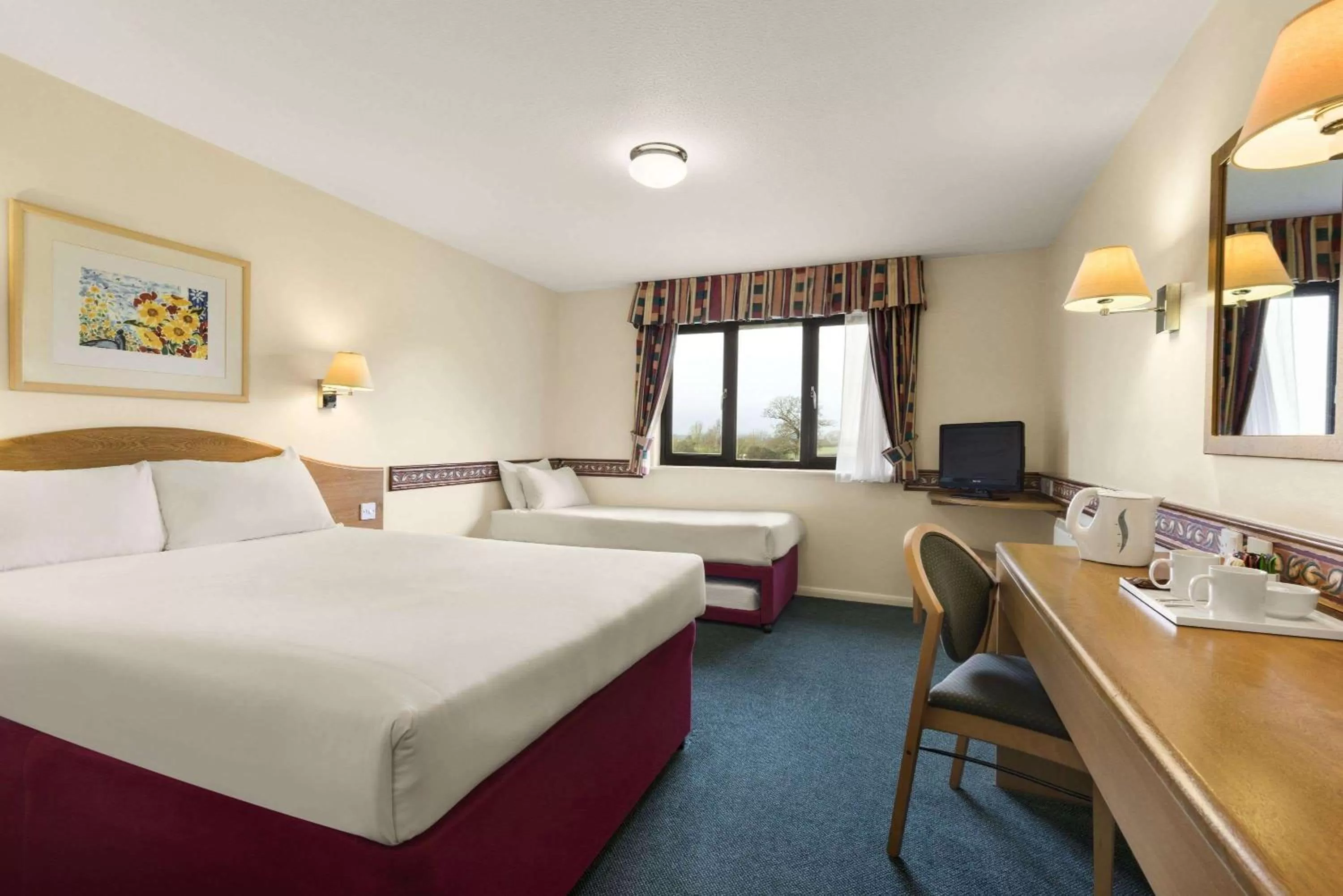 Photo of the whole room, Bed in Days Inn Michaelwood M5