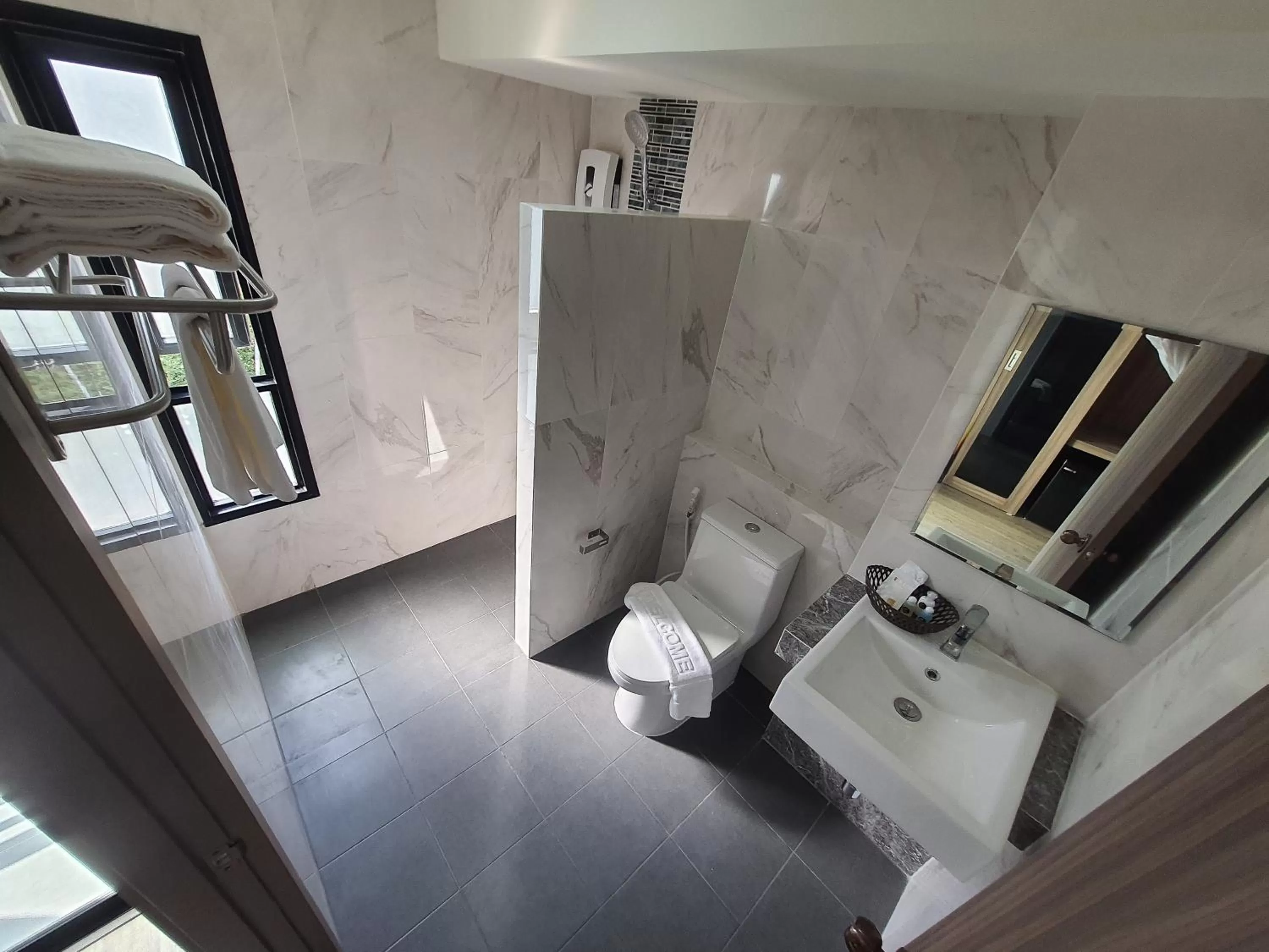 Bathroom in โรงแรมดับเบิ้ลดี ปากเกร็ด Double D hotel