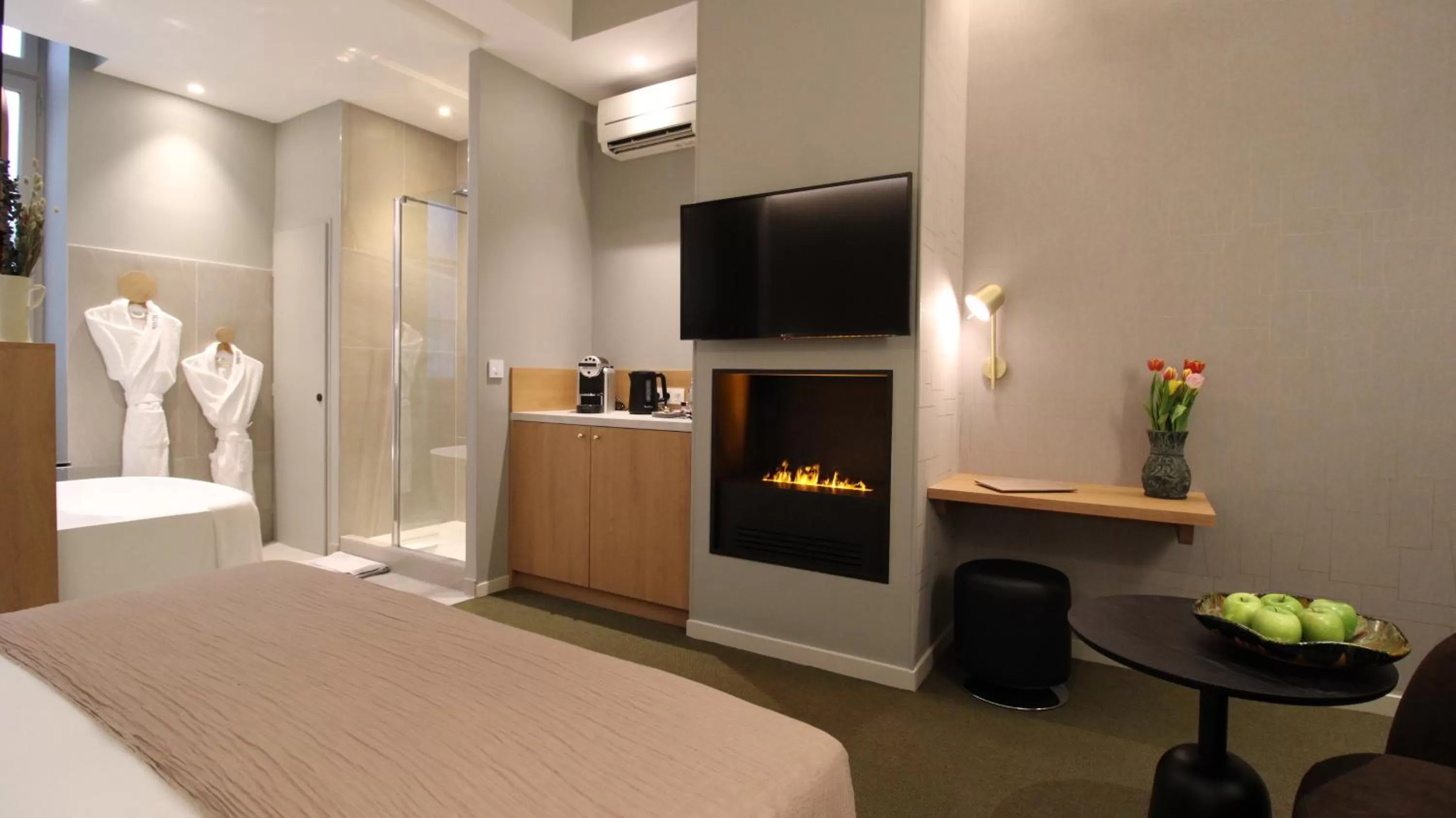 TV and multimedia, TV/Entertainment Center in MiHotel Sala