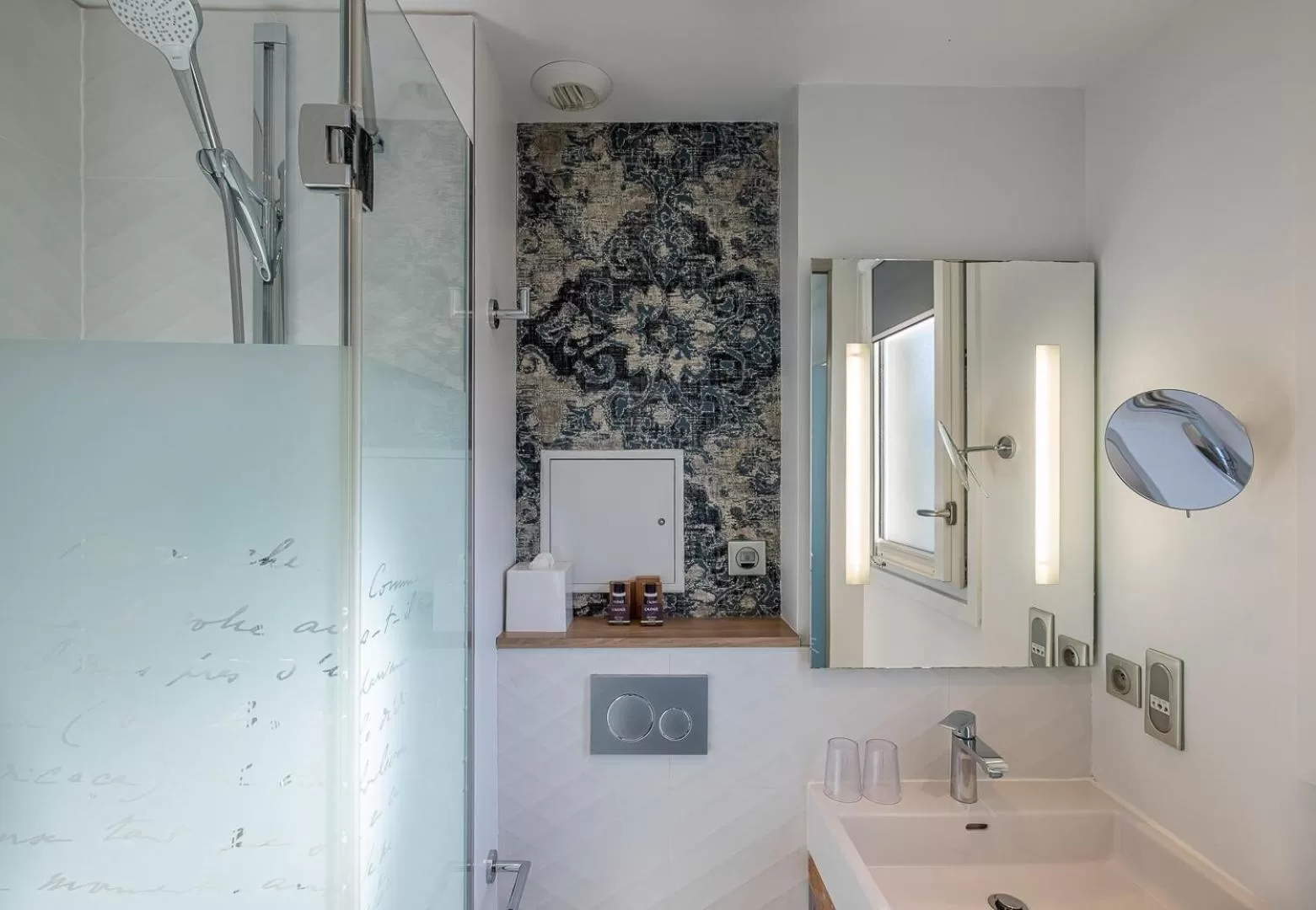 Shower in Hotel Litteraire Le Swann, BW Premier Collection