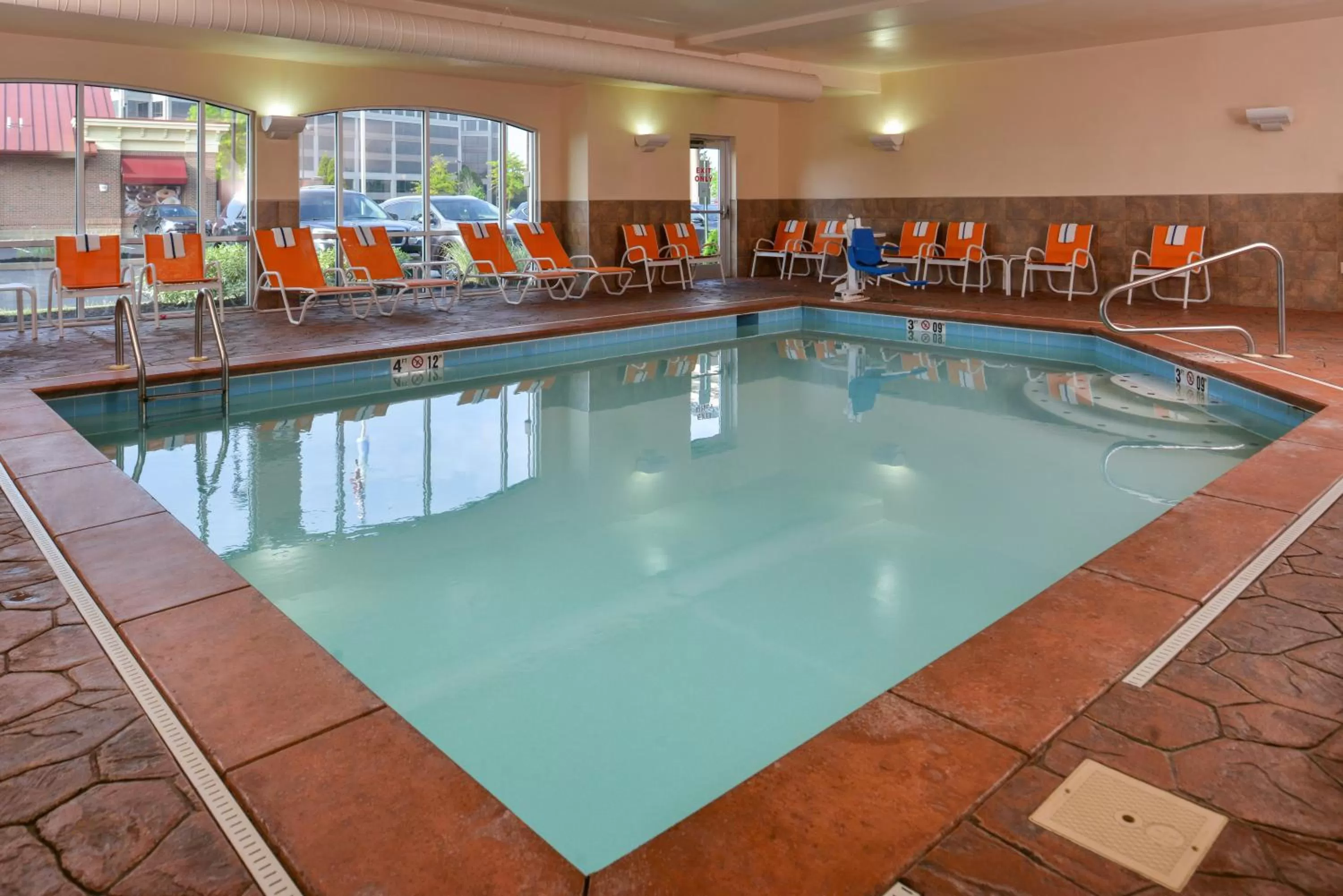 Swimming pool in Holiday Inn Express Hotel & Suites Cincinnati - Mason by IHG