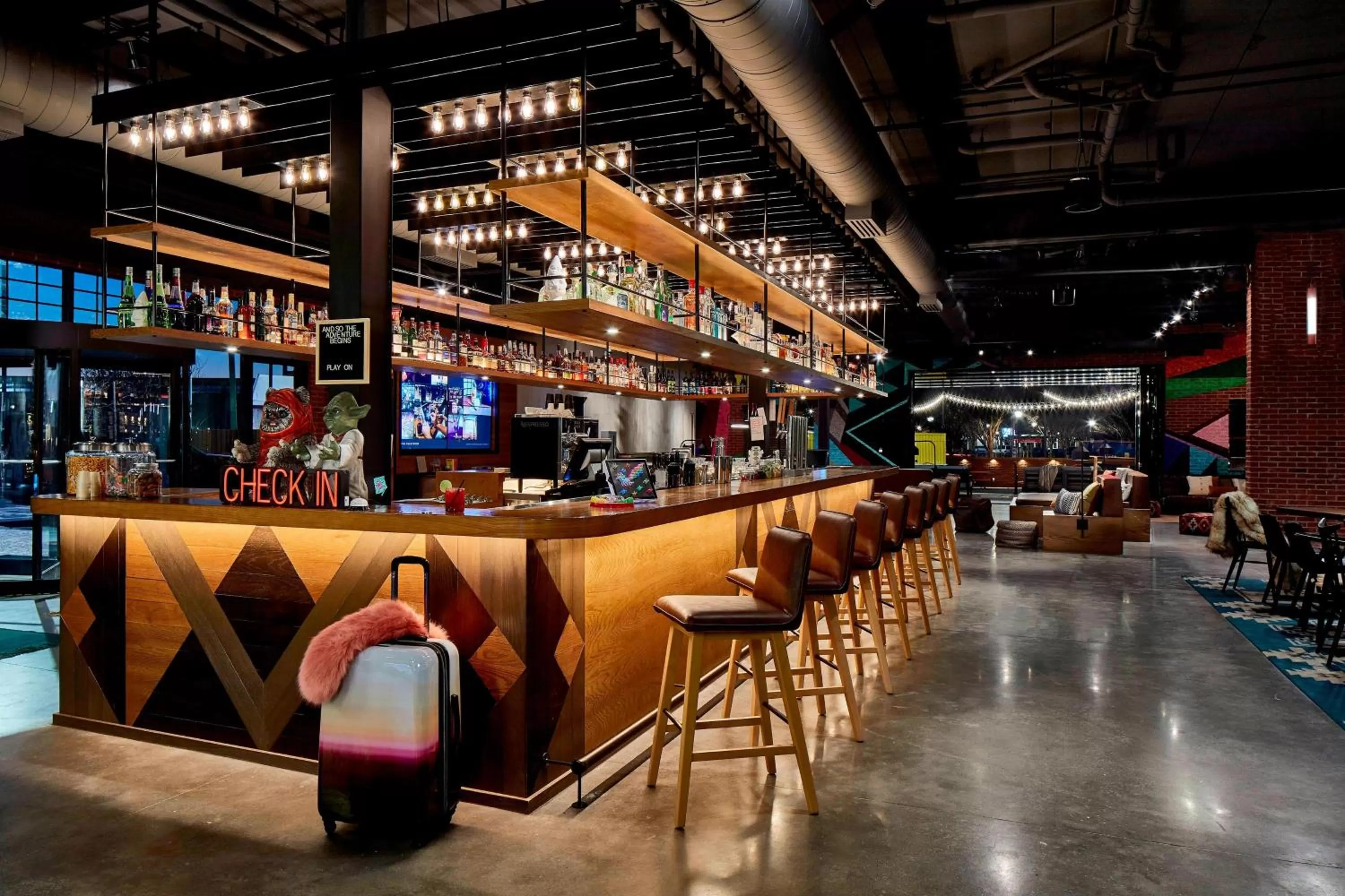 Lounge or bar in Moxy Chattanooga Downtown