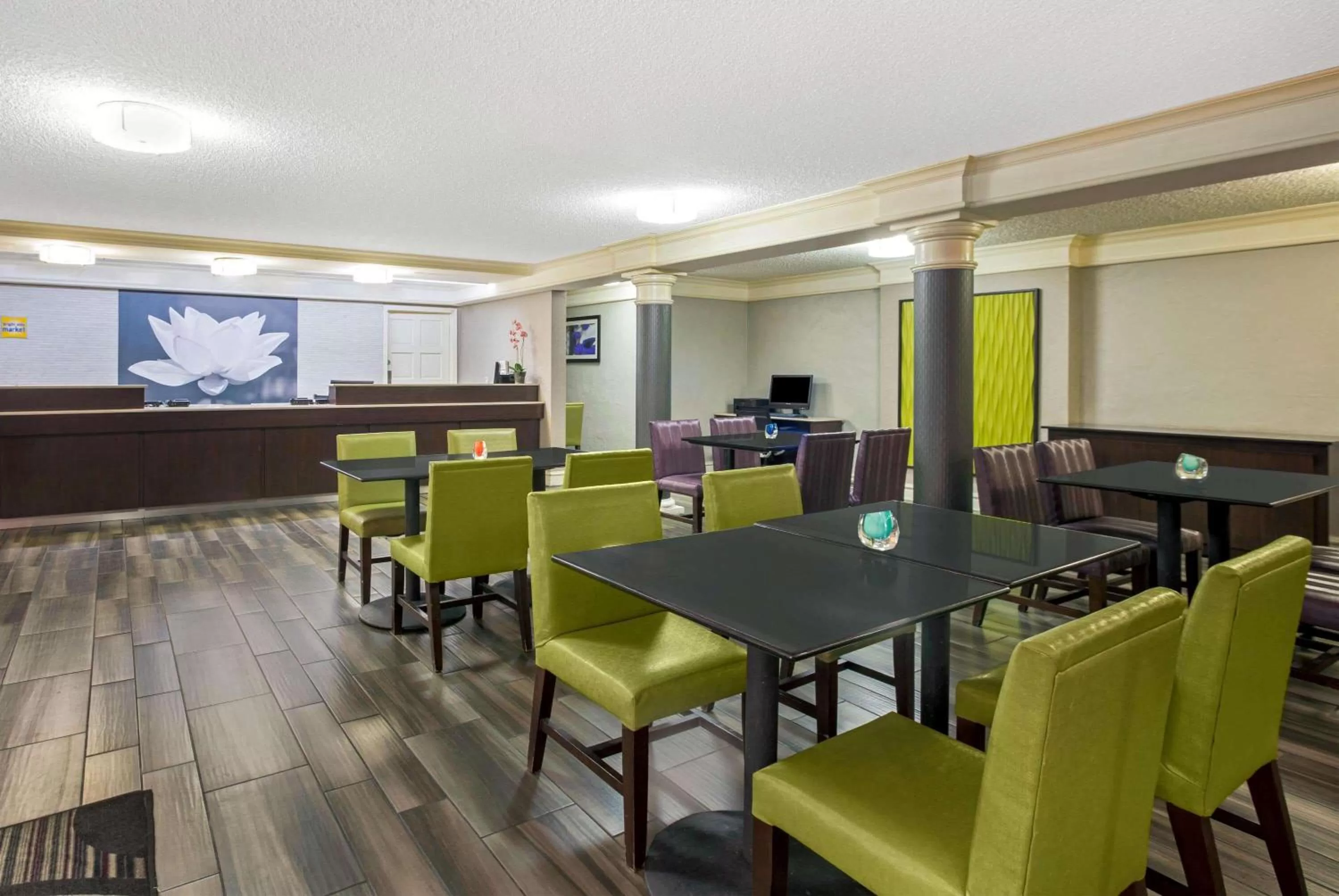 Lobby or reception in La Quinta Inn by Wyndham Fresno Yosemite