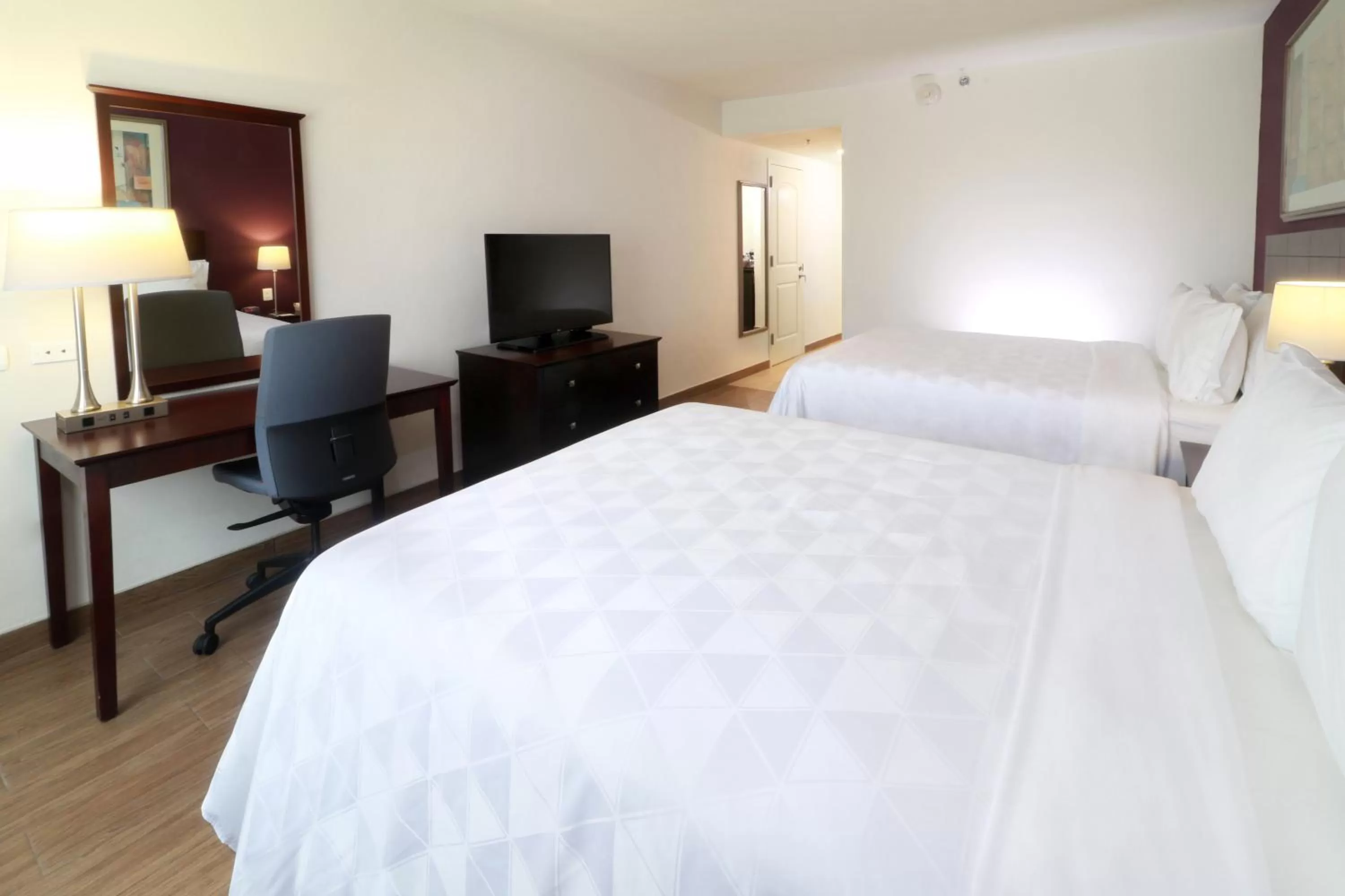 Photo of the whole room, Bed in Holiday Inn Reynosa Industrial Poniente by IHG