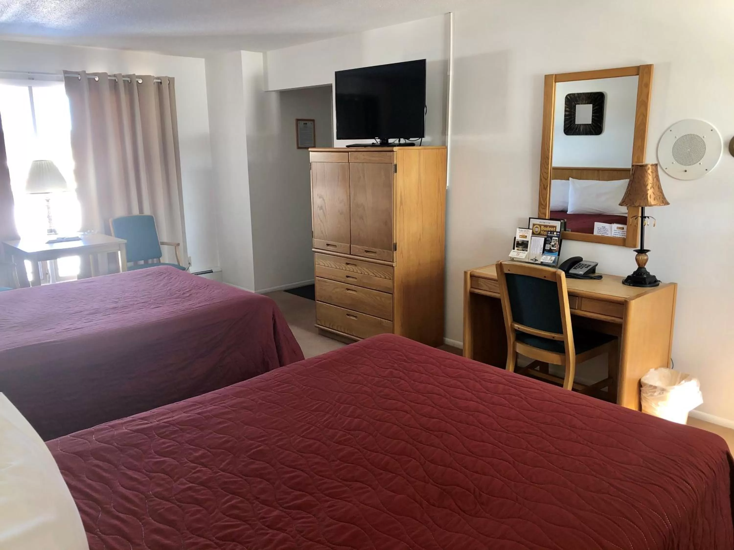 Bed in Budget Host Inn