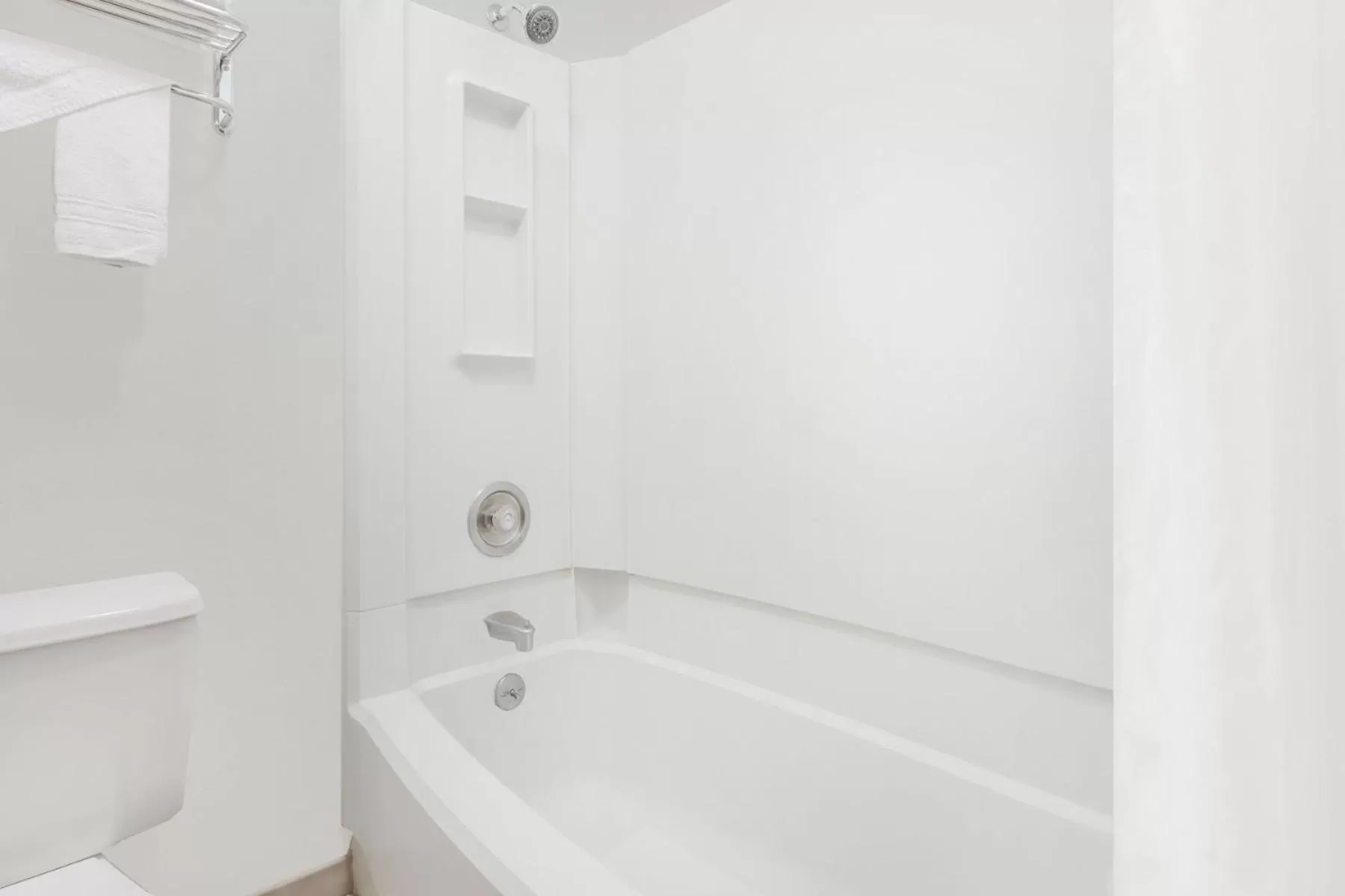 Shower in Quality Inn Wenatchee-Leavenworth