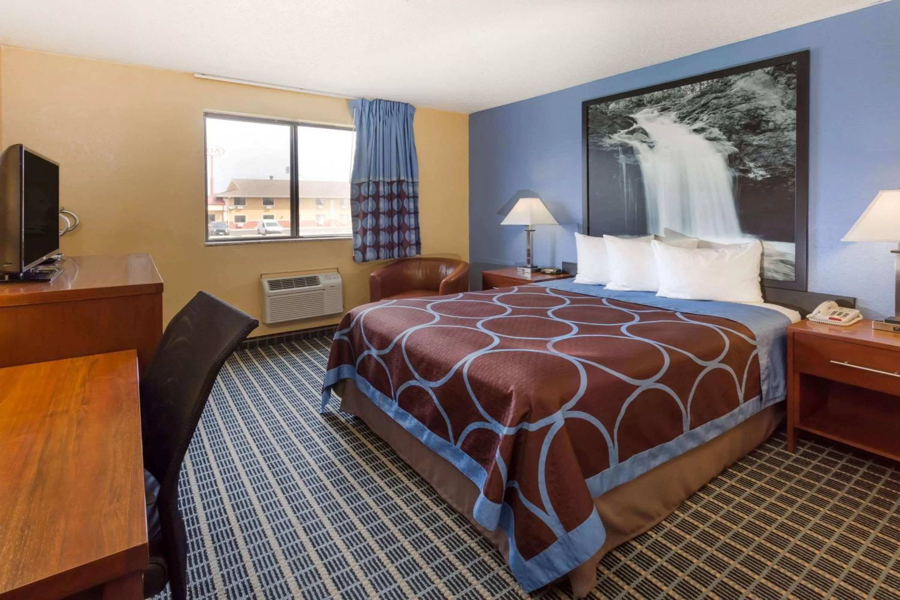 Photo of the whole room, Bed in Super 8 by Wyndham Janesville
