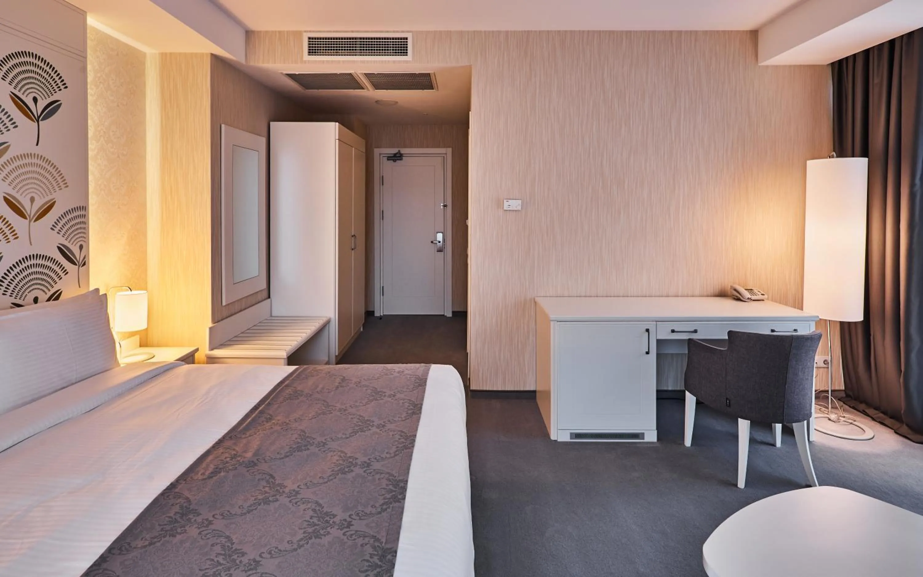 Bedroom, Bed in Gallery Palace Hotel