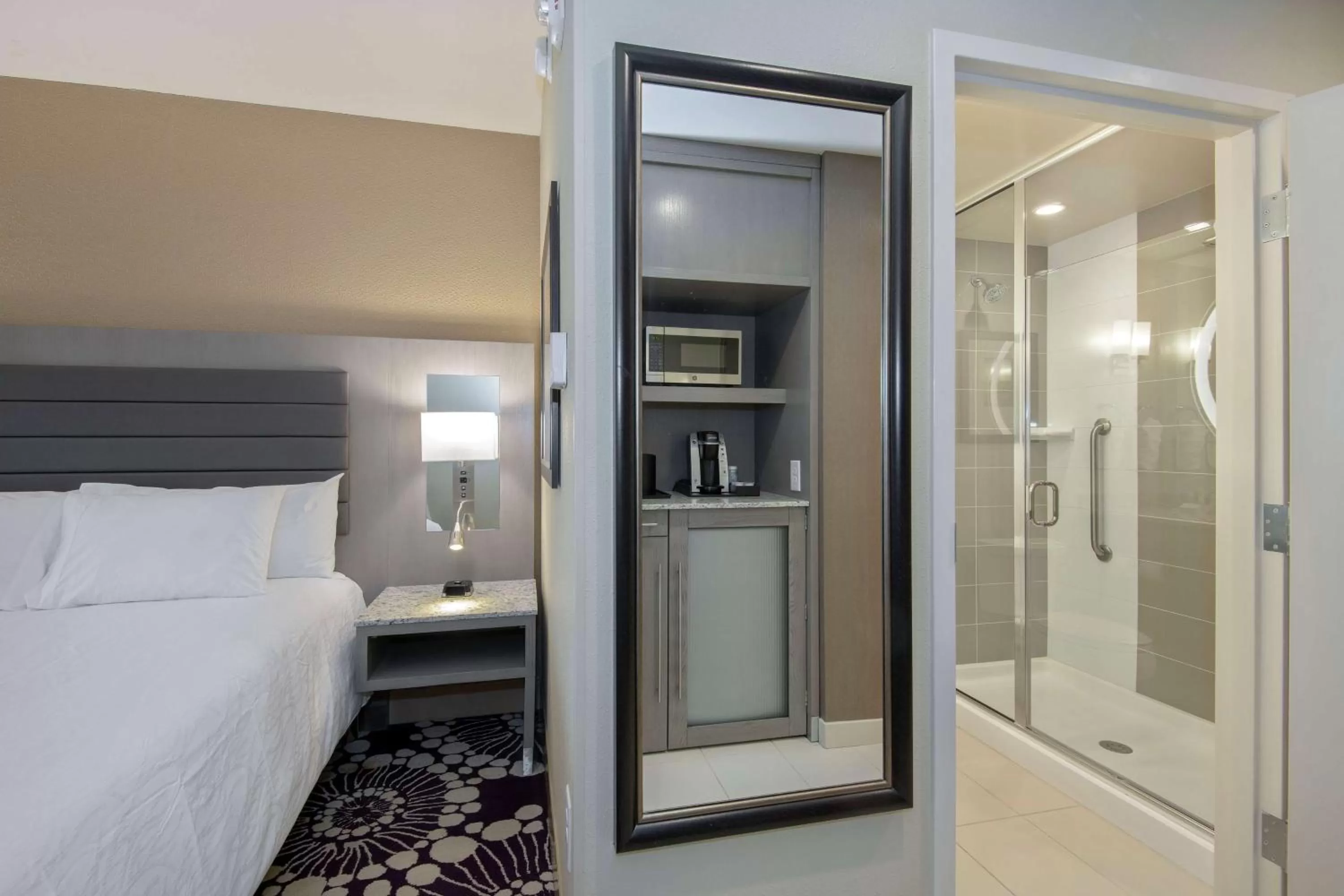 Photo of the whole room, Bed in Hilton Garden Inn Raleigh/Crabtree Valley