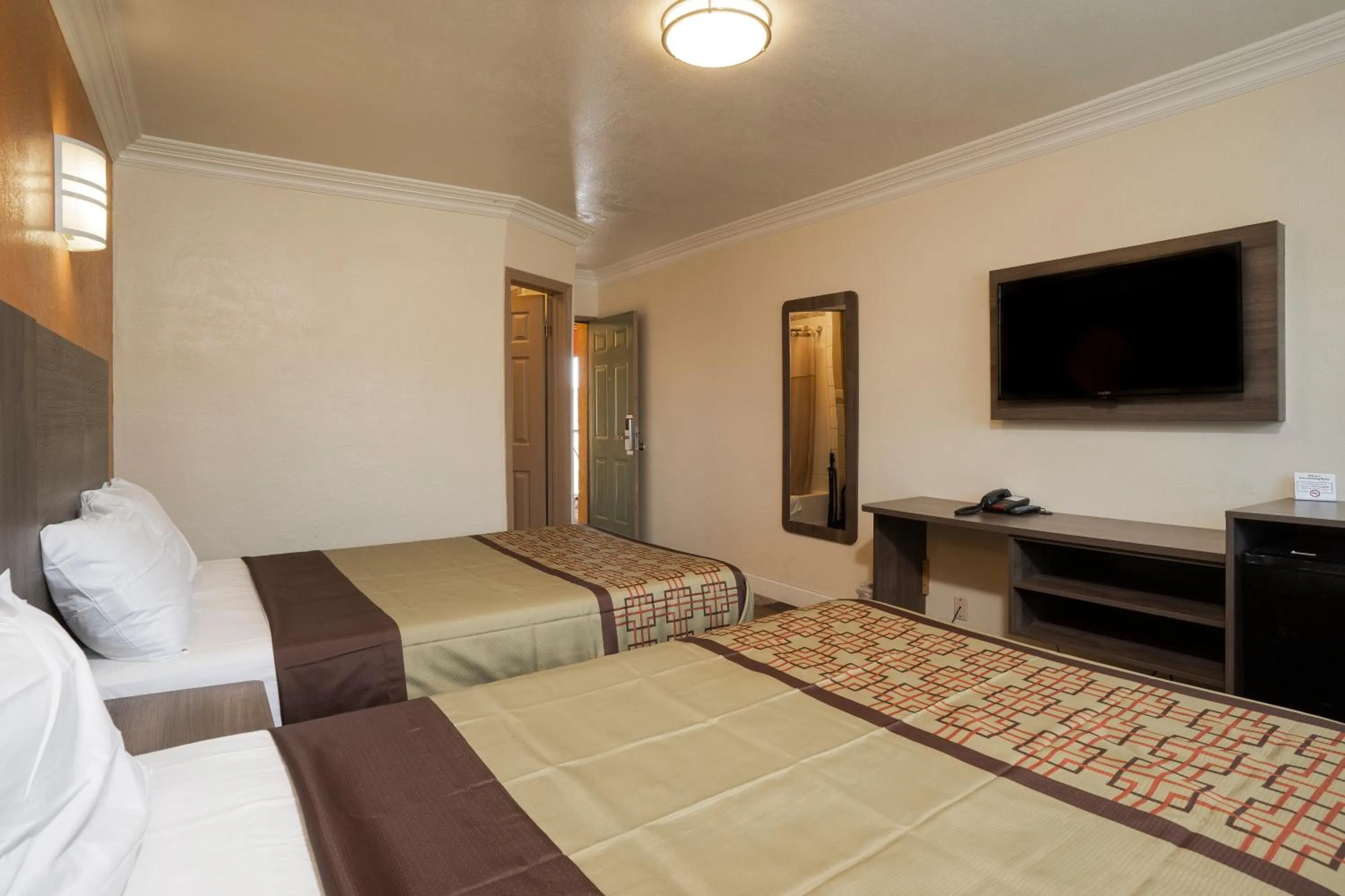 Photo of the whole room, Bed in Economy Inn Hollywood