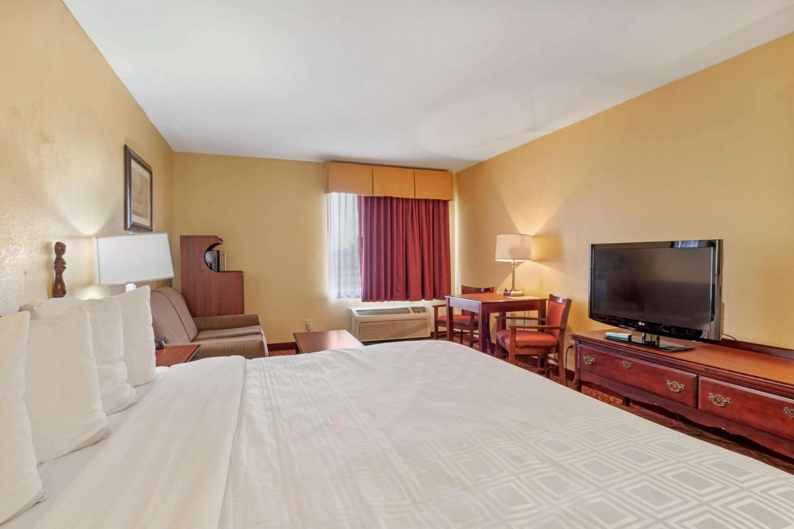 Bedroom, Bed in Best Western Clearlake Plaza