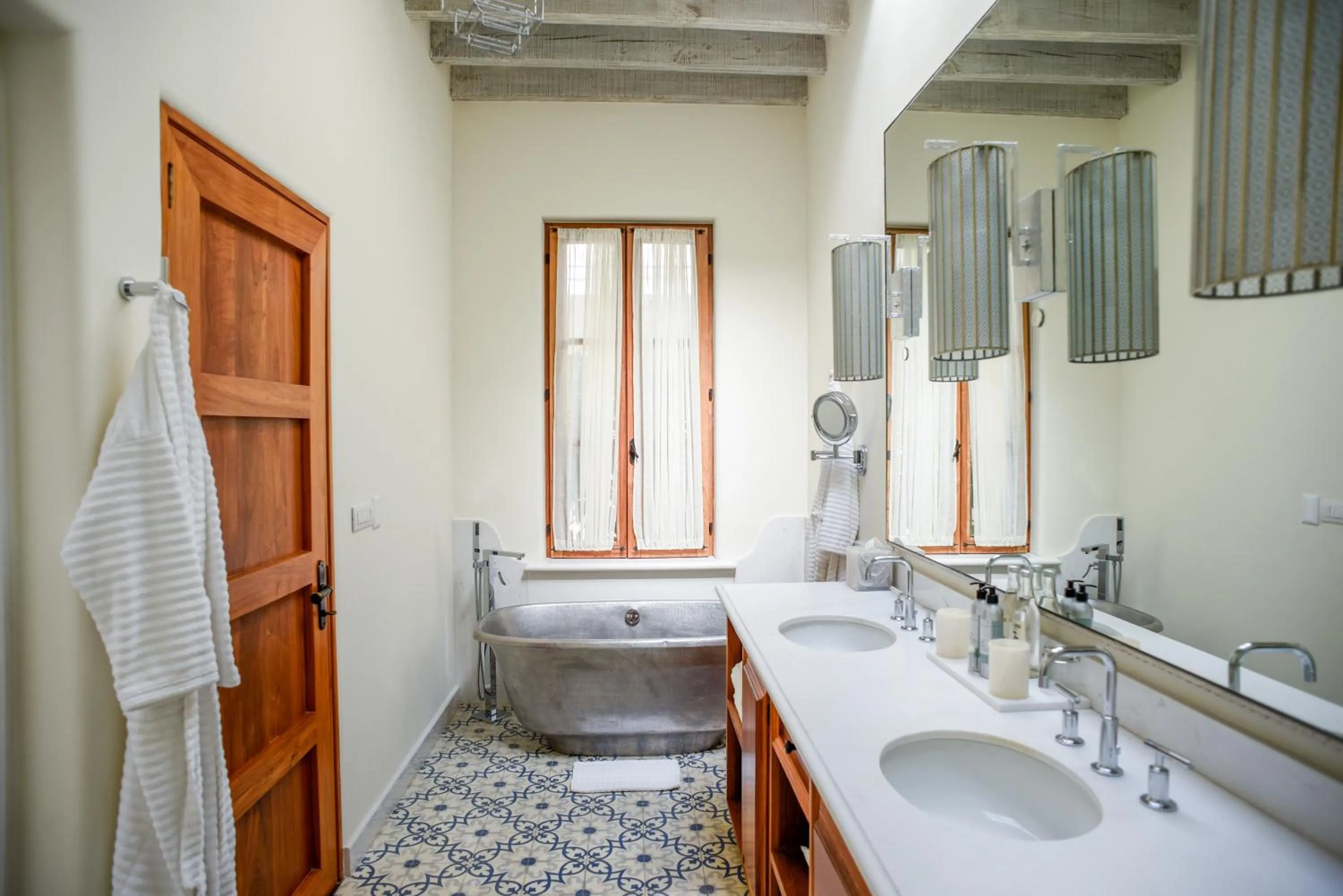 Bathroom in Hotel Casa Blanca 7