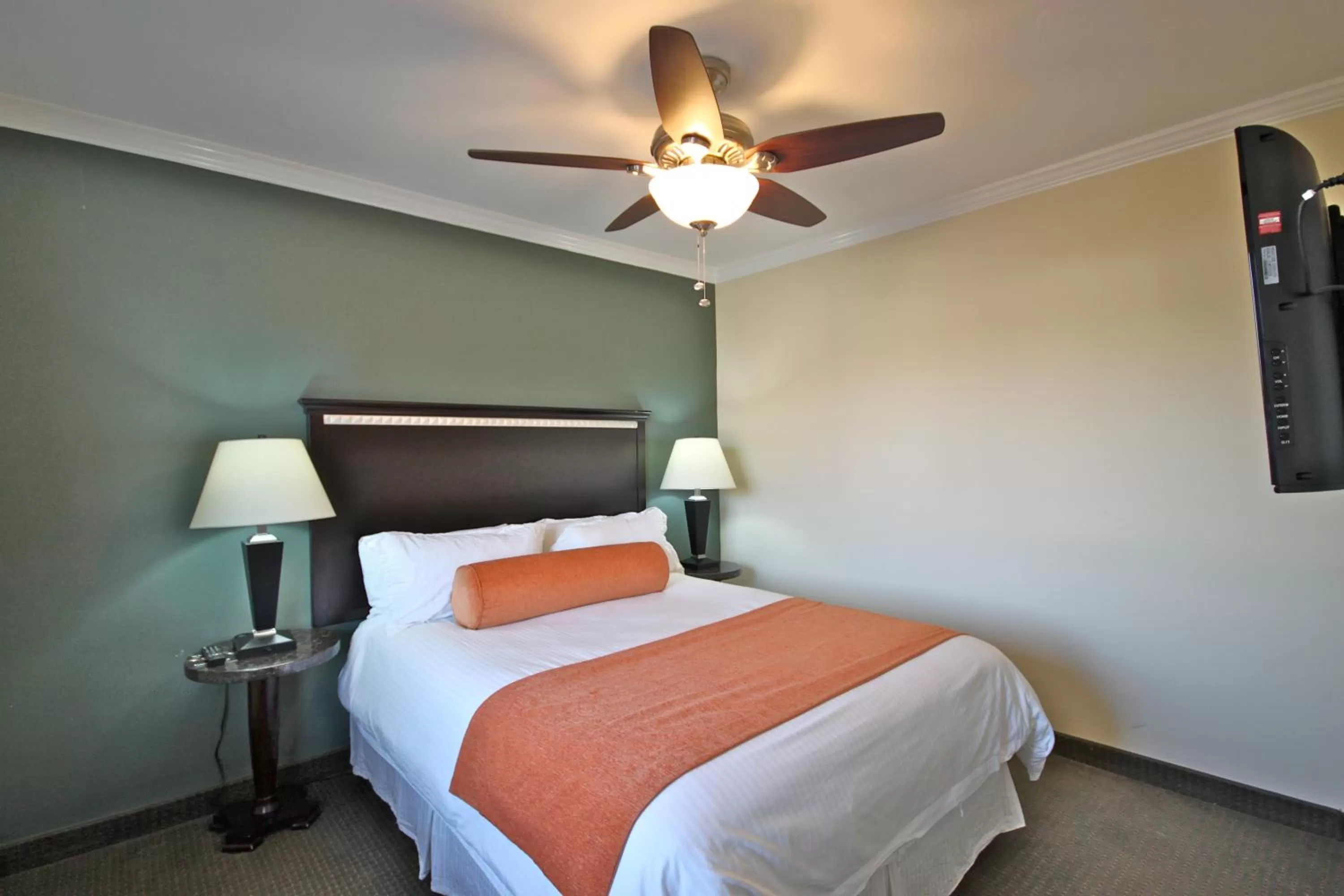 Bedroom, Bed in Travelodge by Wyndham Santa Maria