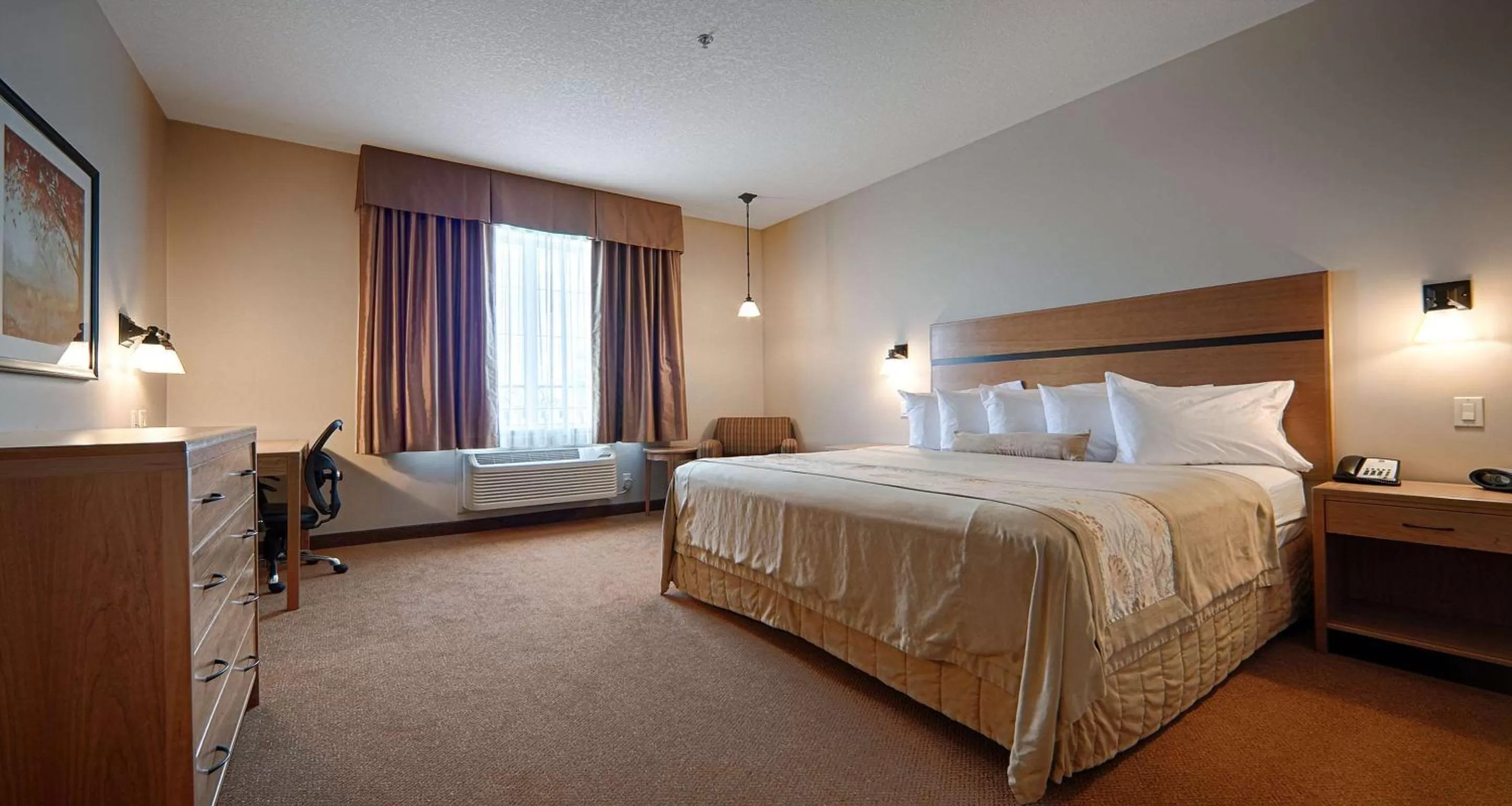 Photo of the whole room, Bed in Best Western Plus Chateau Inn Sylvan Lake