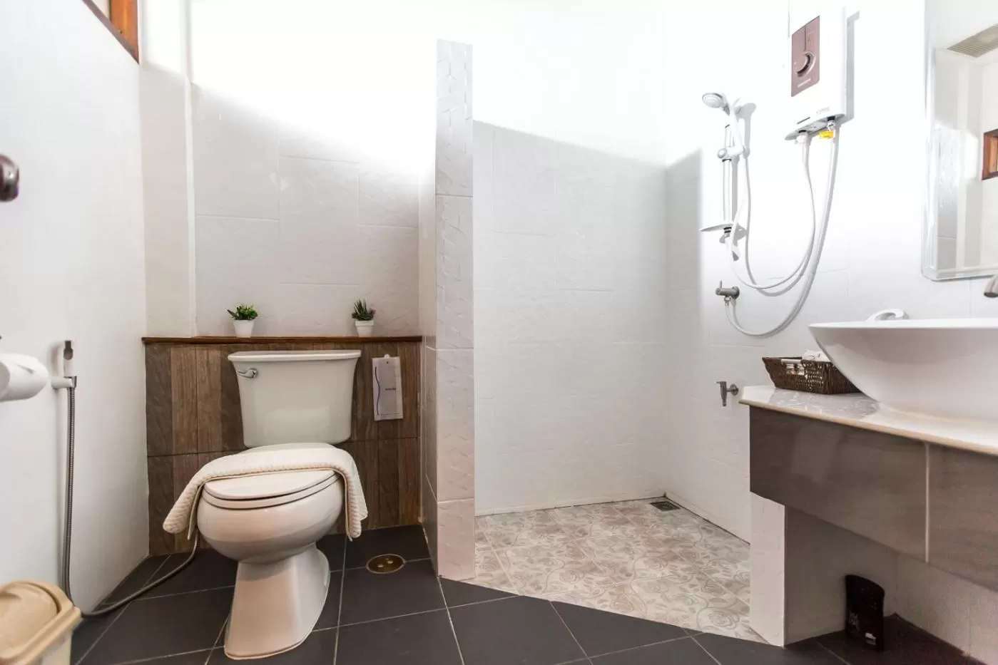 Bathroom in The Old City Wall Inn