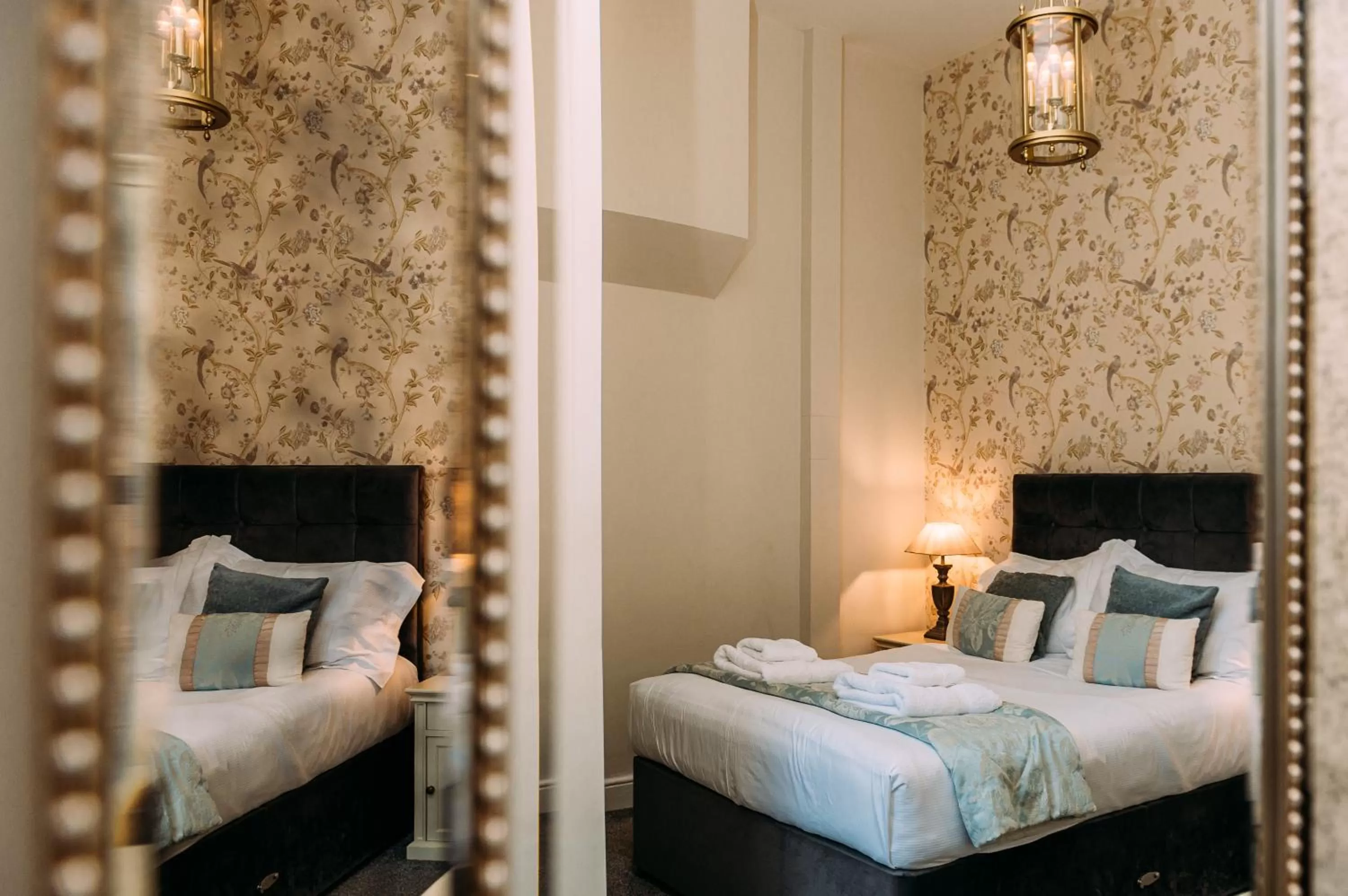 Bedroom, Bed in The Queens Hotel