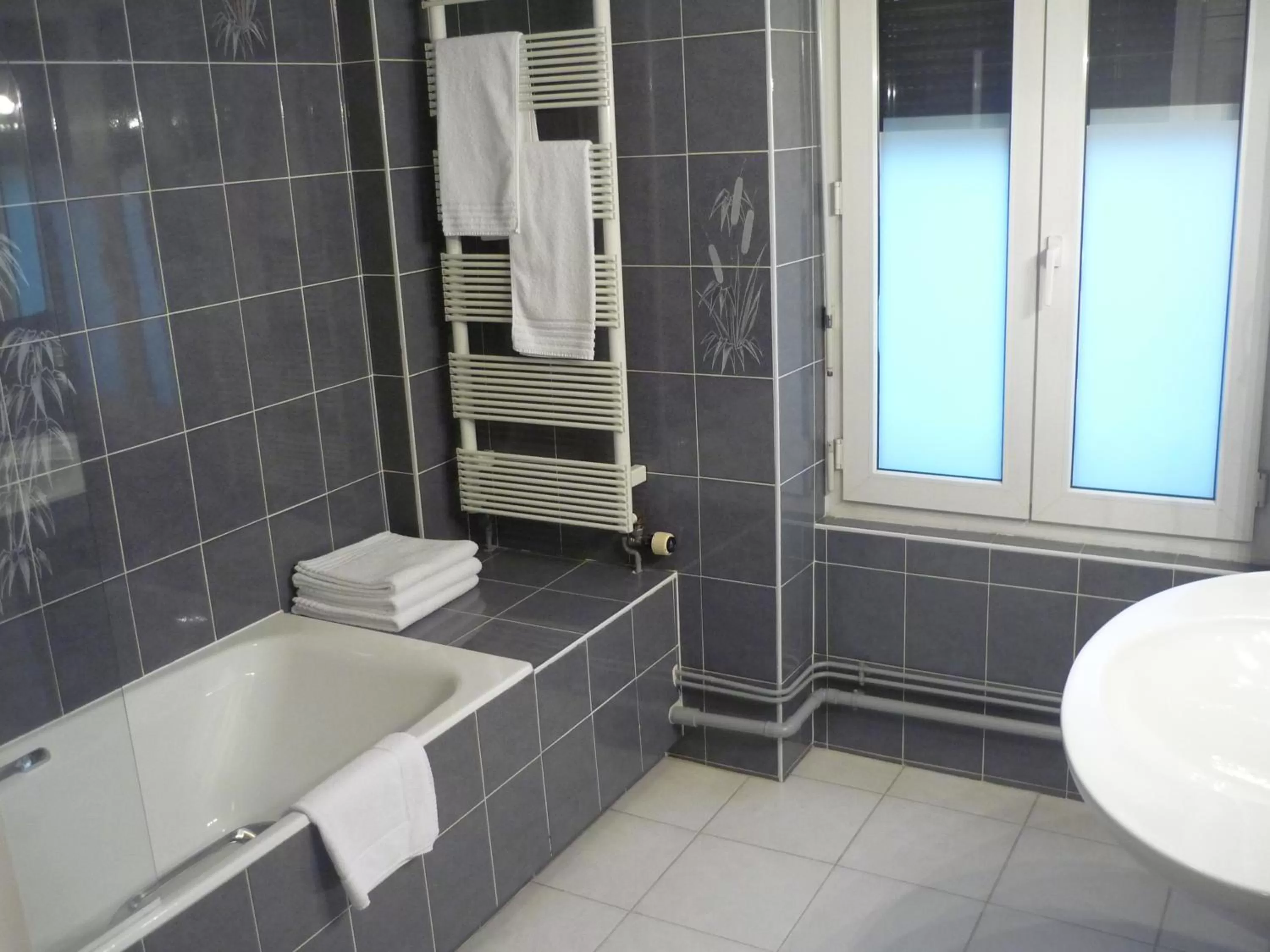 Bathroom in The Originals Boutique, Hôtel Terminus, Bourg-en-Bresse Gare