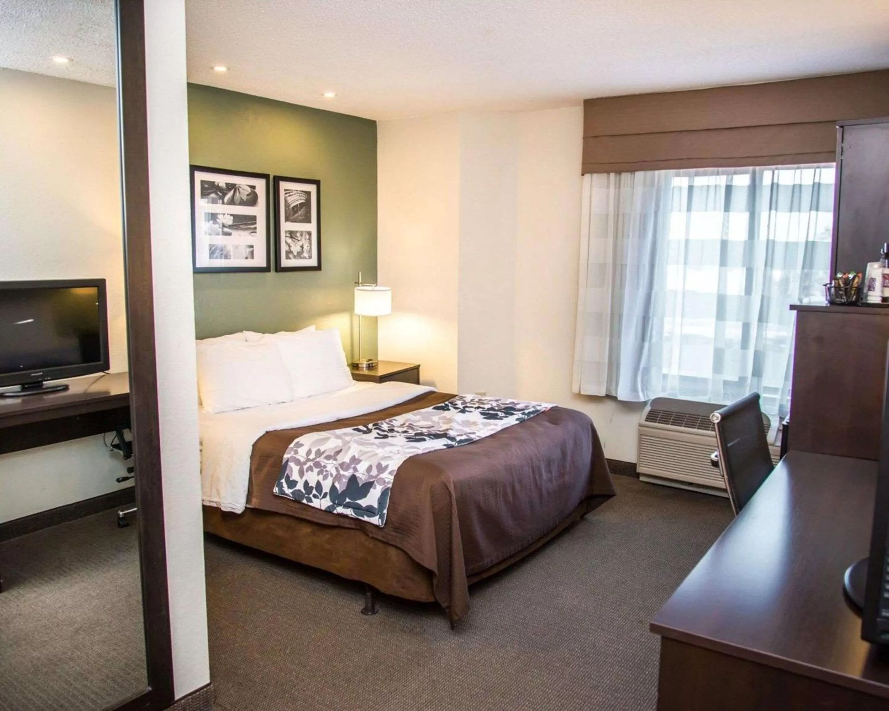 Photo of the whole room, Bed in Sleep Inn University Place