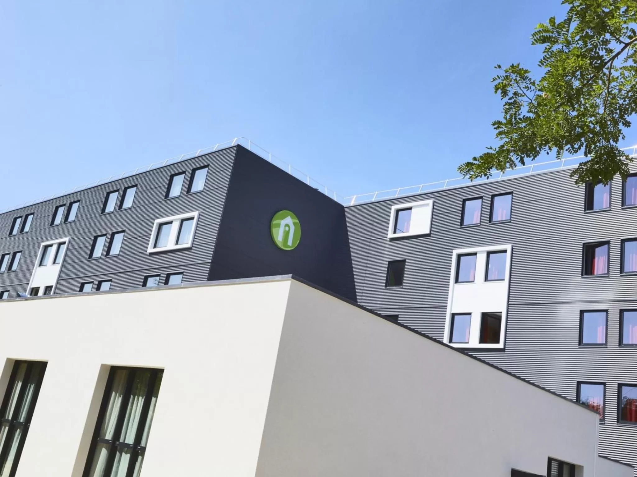 Facade/entrance in Campanile Bordeaux Ouest - Mérignac Aéroport