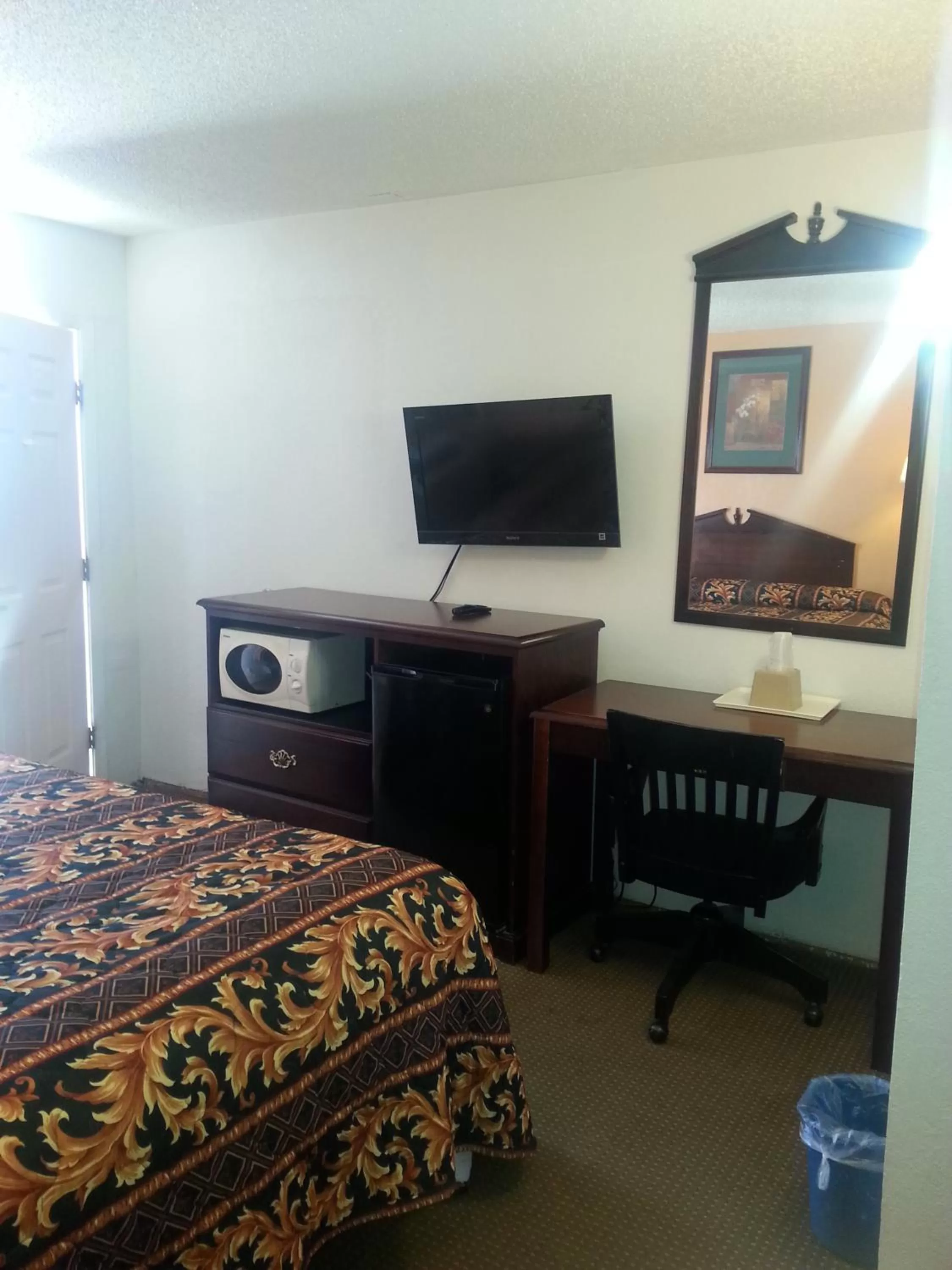 Photo of the whole room, Bed in Budget Inn