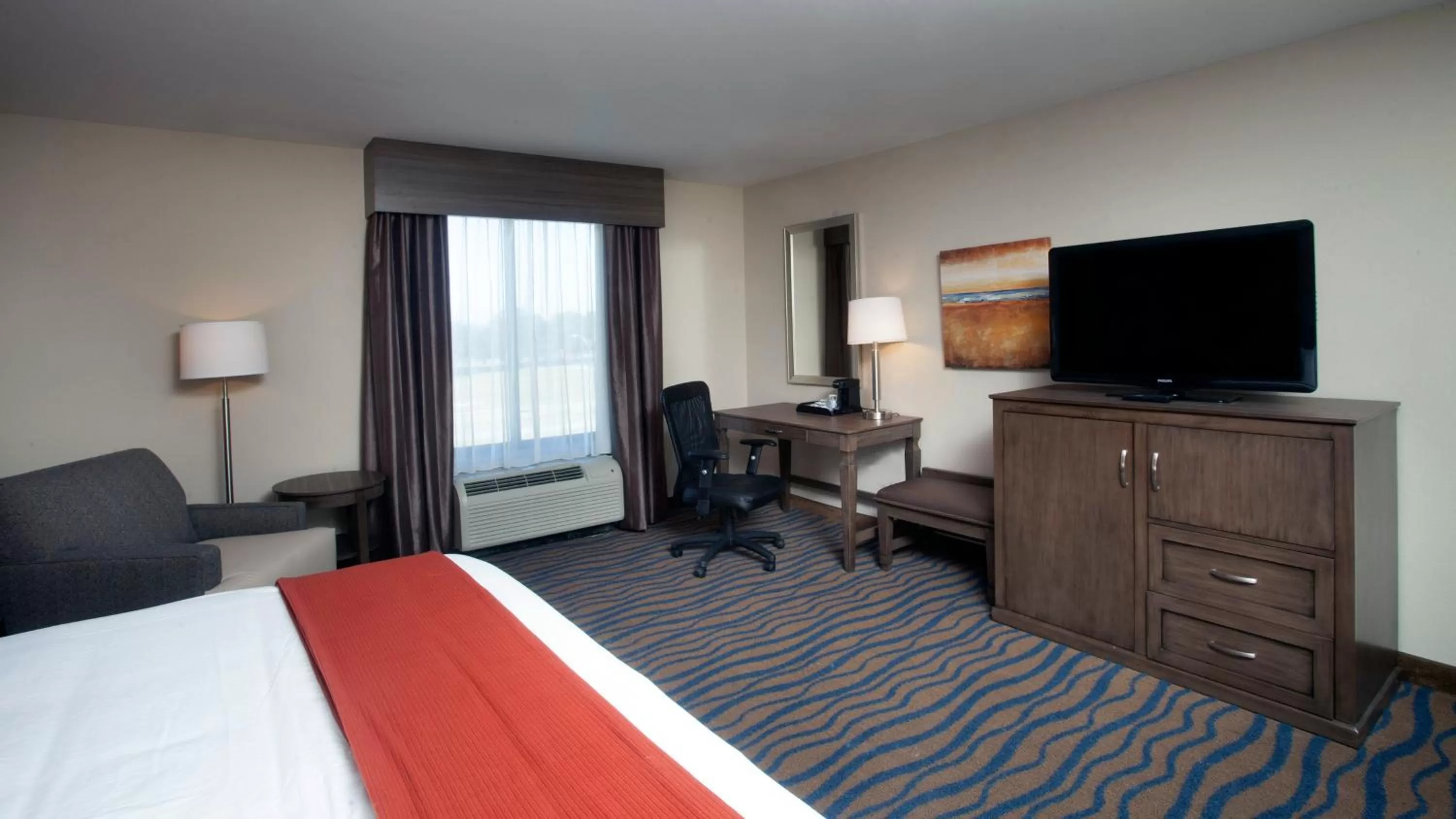 Photo of the whole room, Bed in Holiday Inn Express Hotel & Suites Morgan City- Tiger Island by IHG