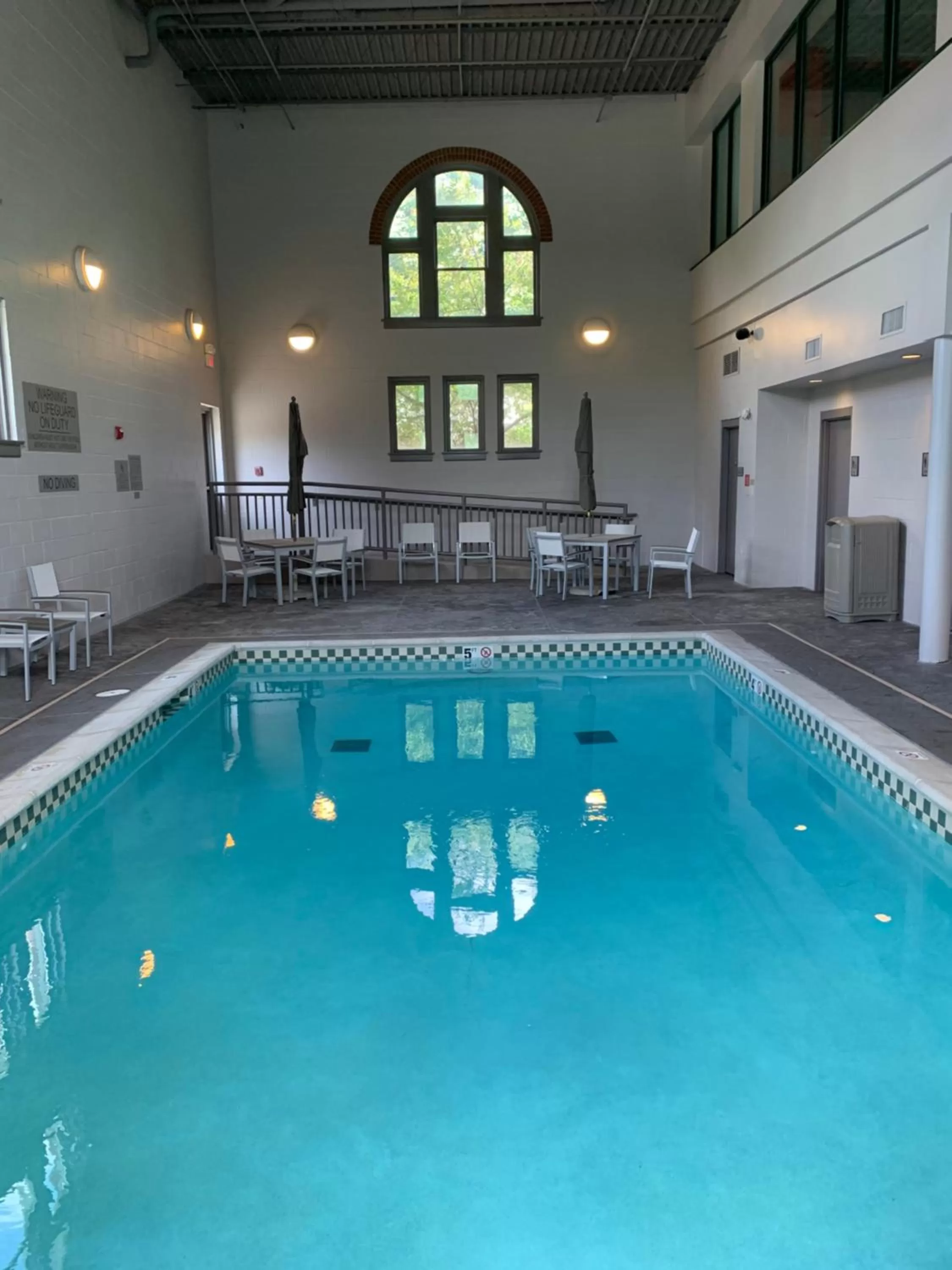 Swimming pool in Country Inn & Suites by Radisson, St Charles Historic District