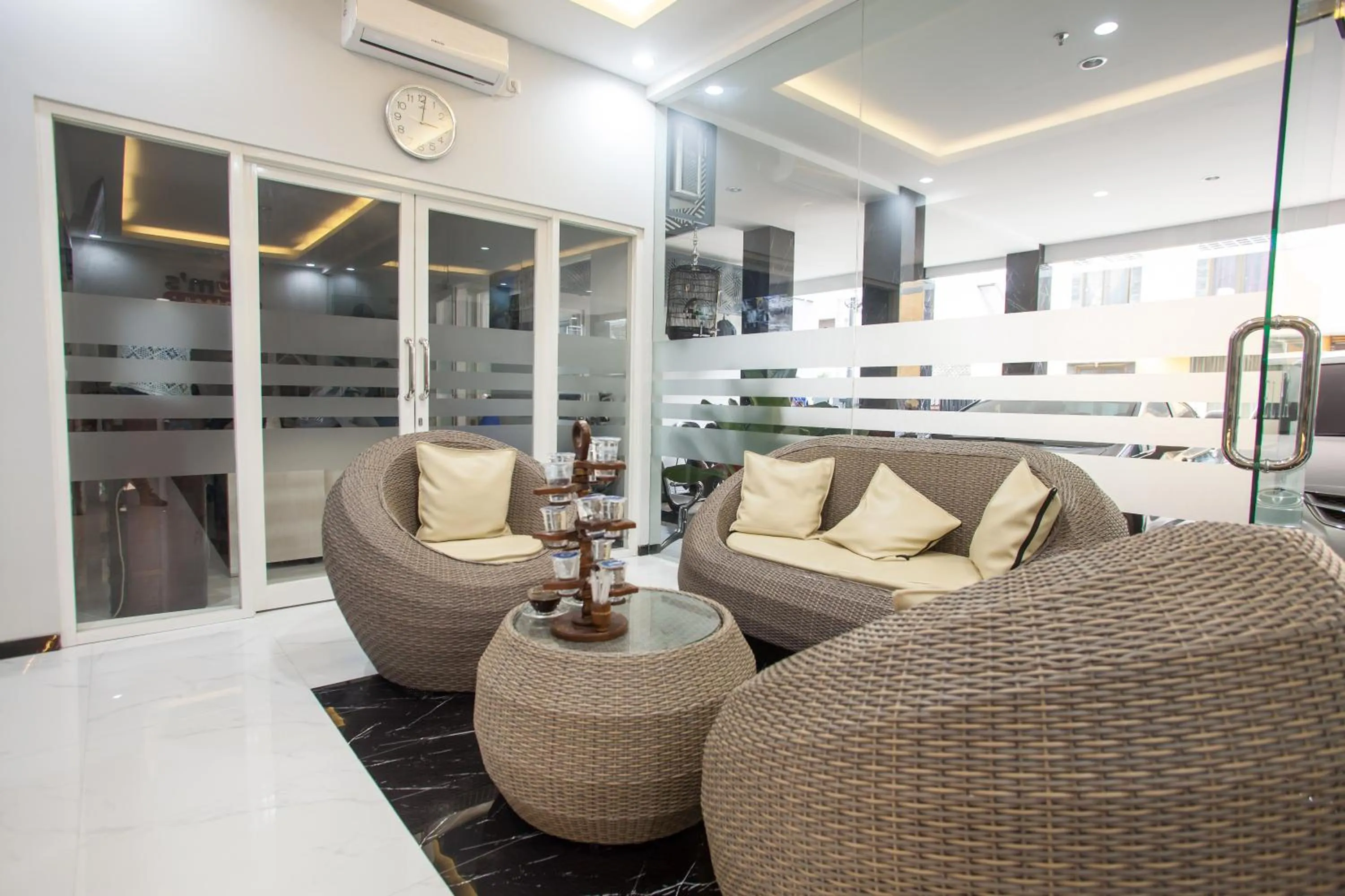 Seating area in RedDoorz Plus near Politeknik Negeri Malang