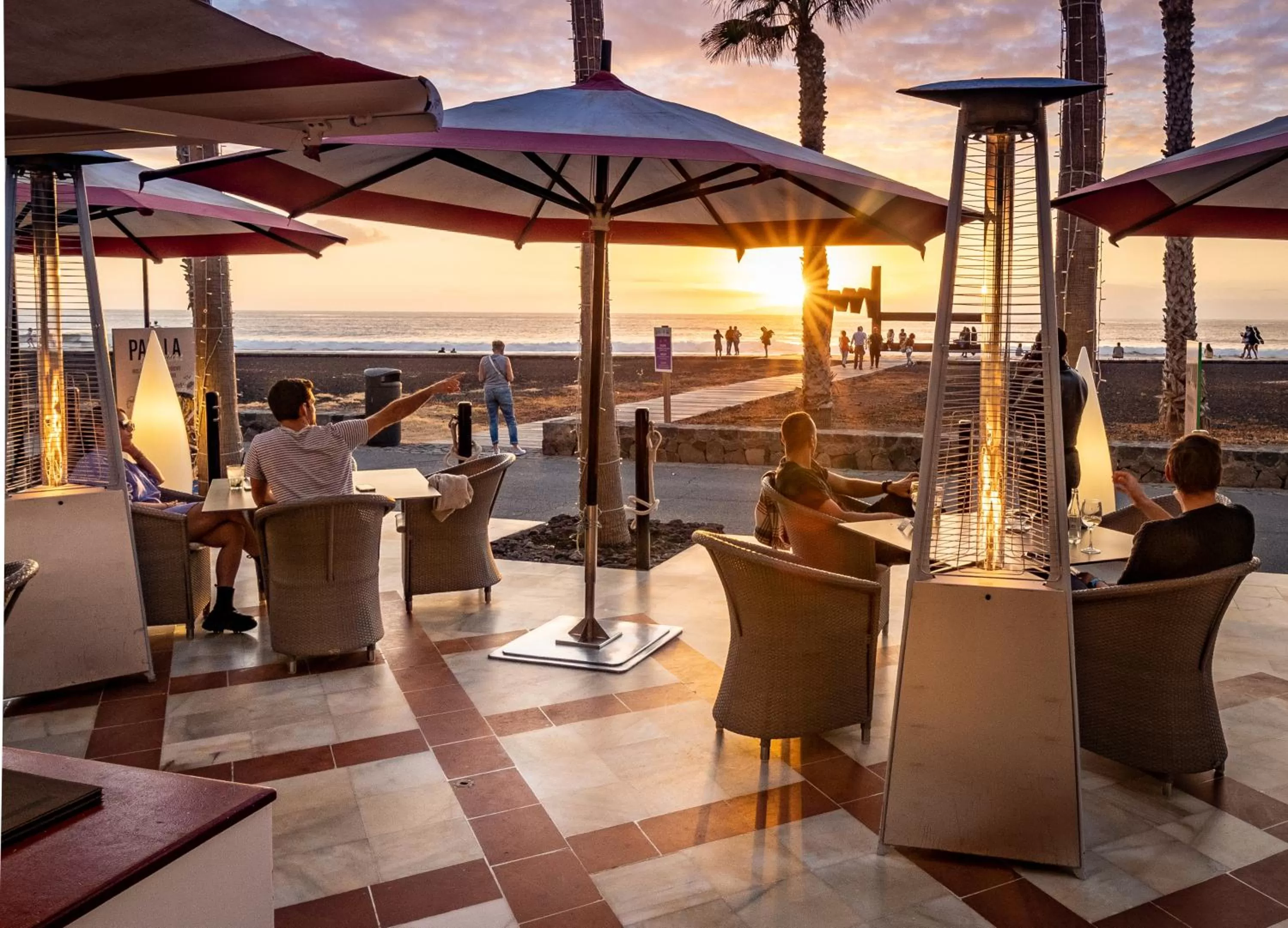 Restaurant/places to eat in Parque Santiago IV Official