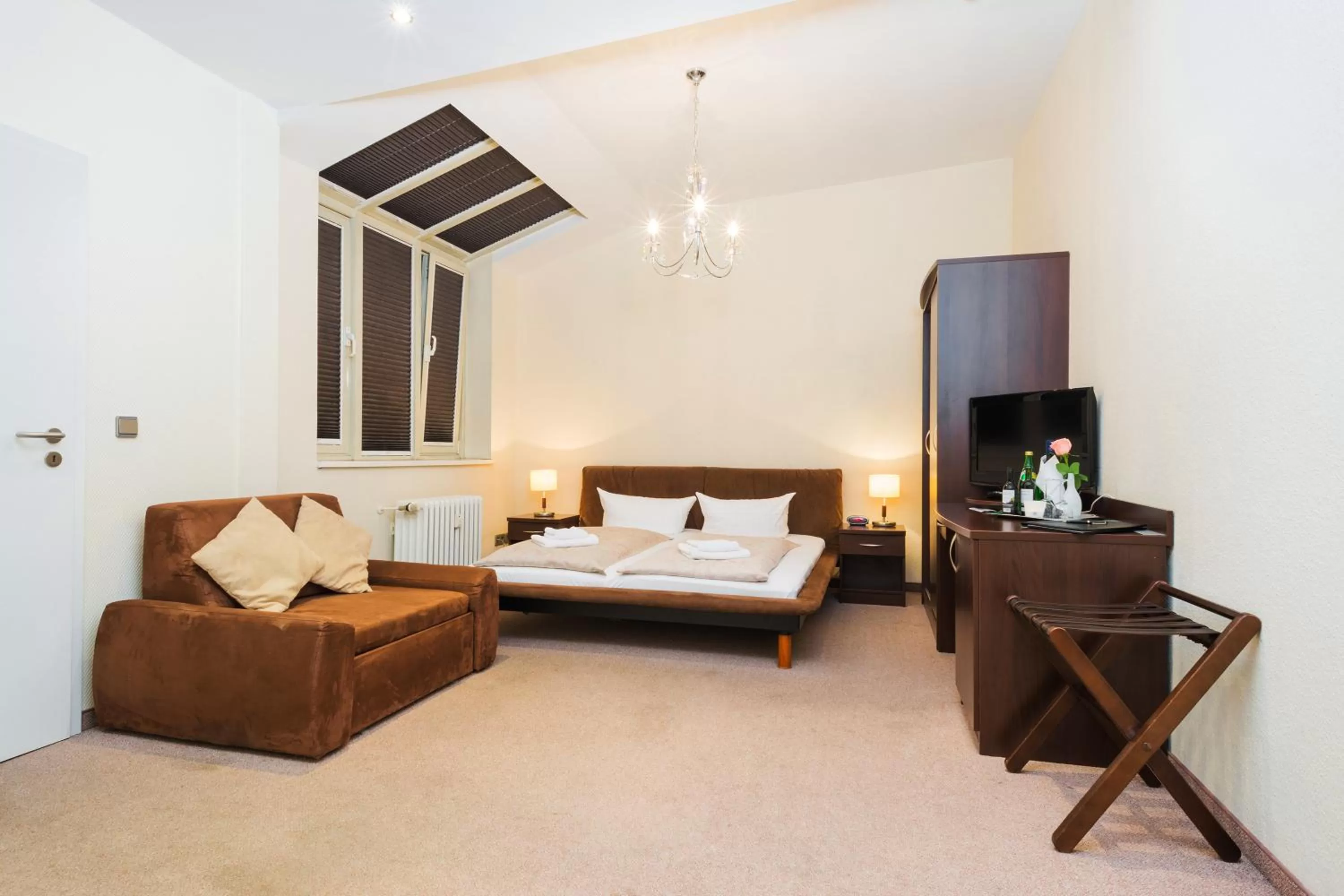 Photo of the whole room, Bed in Upper Room Hotel Kurfürstendamm