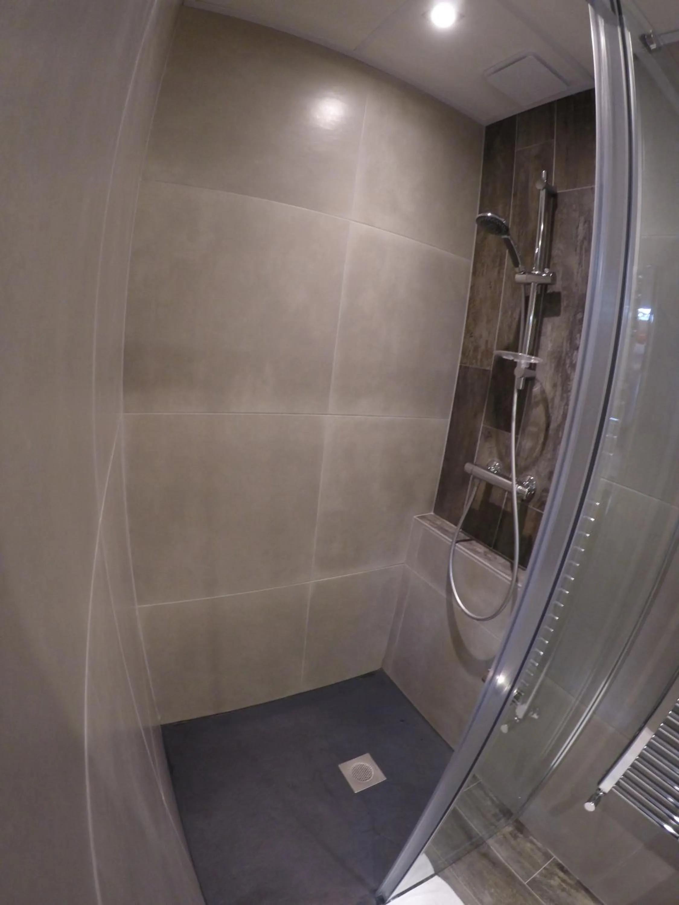 Shower in Hôtel Les Brises
