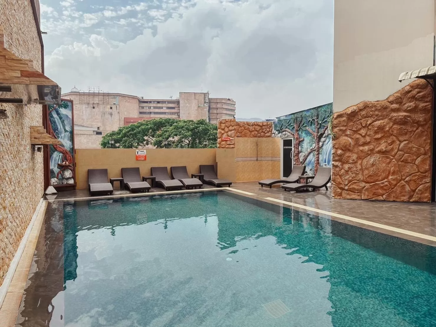 Day in Hotel De Khuvieng