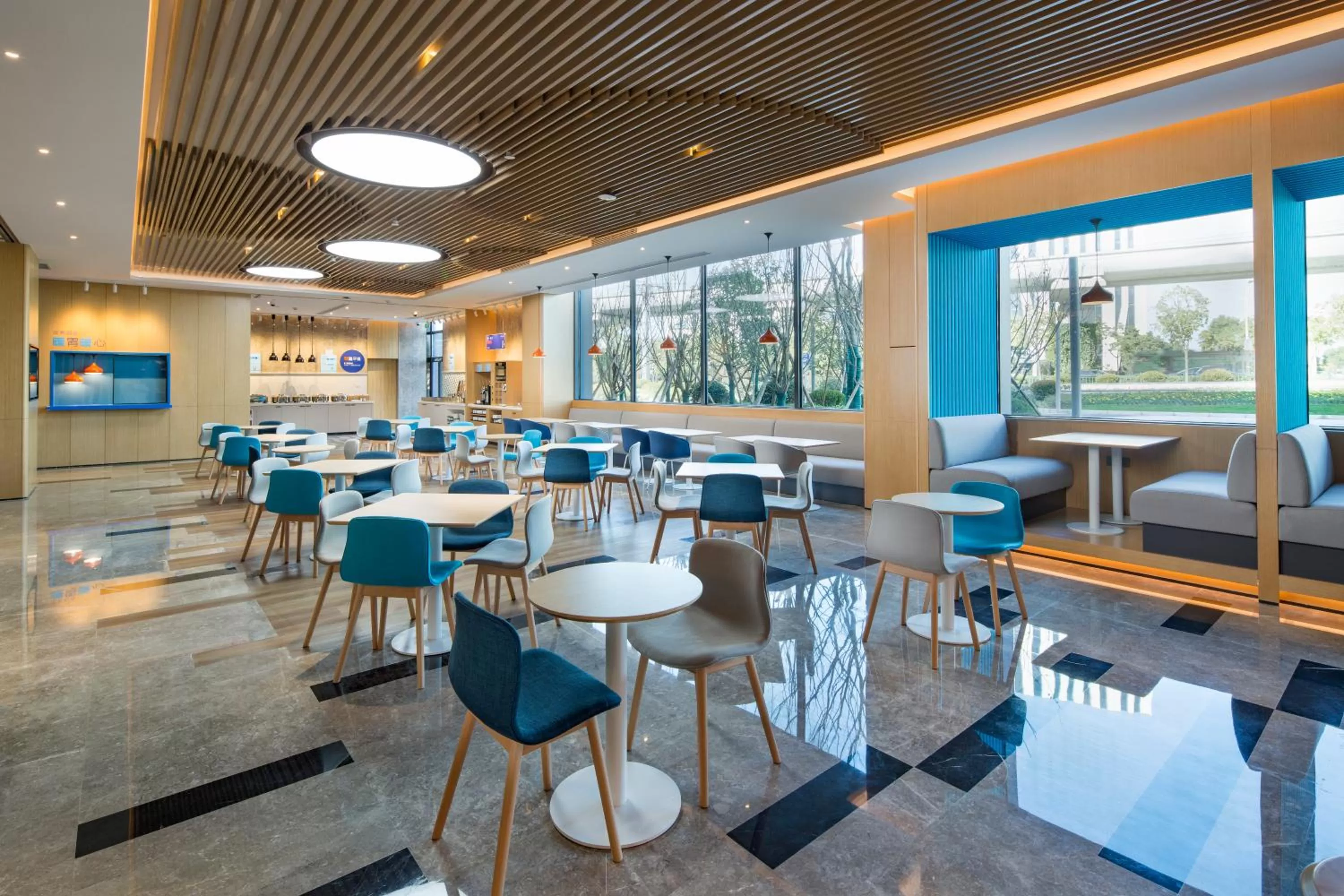 Restaurant/places to eat in Holiday Inn Express Shanghai Kangqiao by IHG