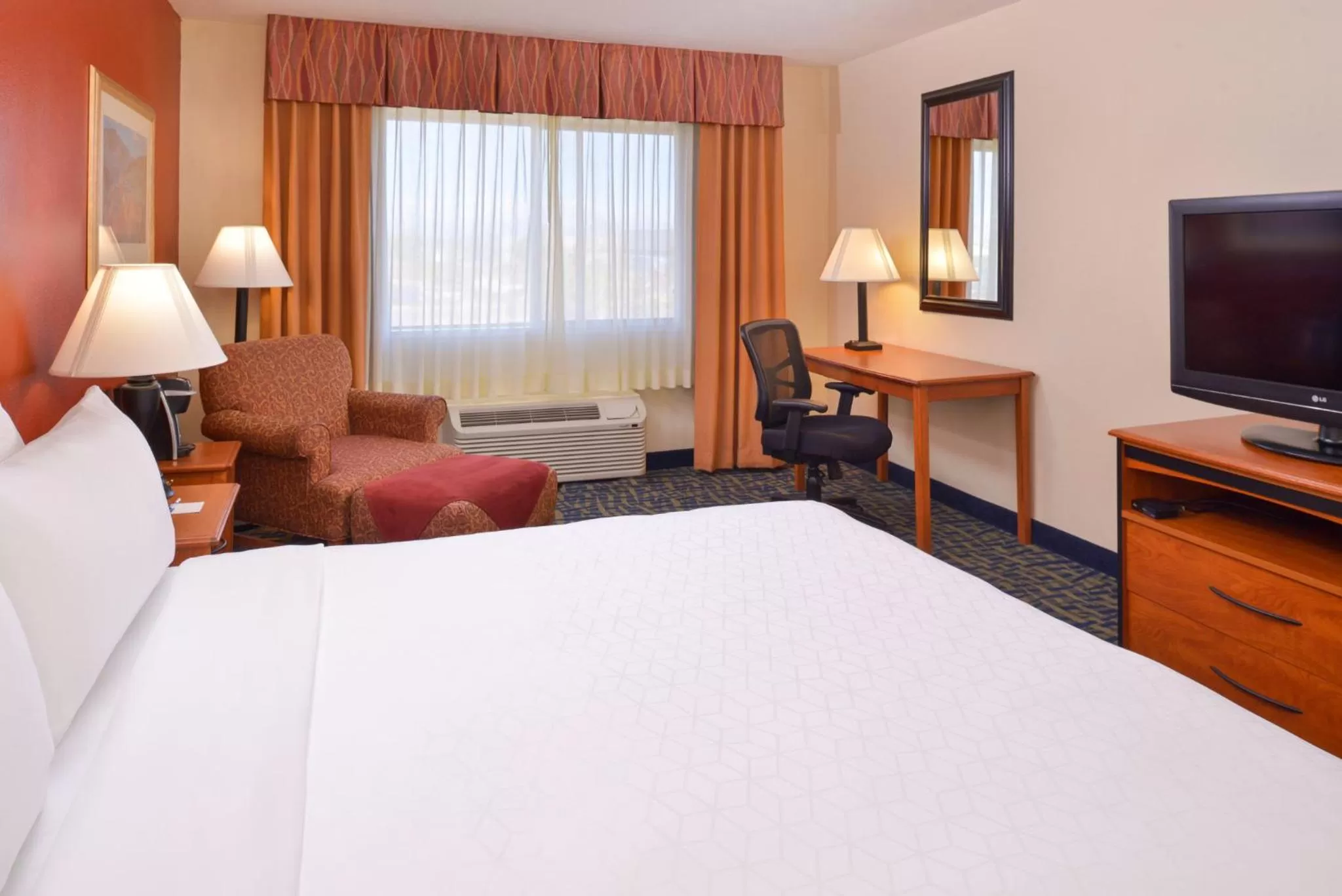 Photo of the whole room, Bed in Holiday Inn Express & Suites Alamosa by IHG