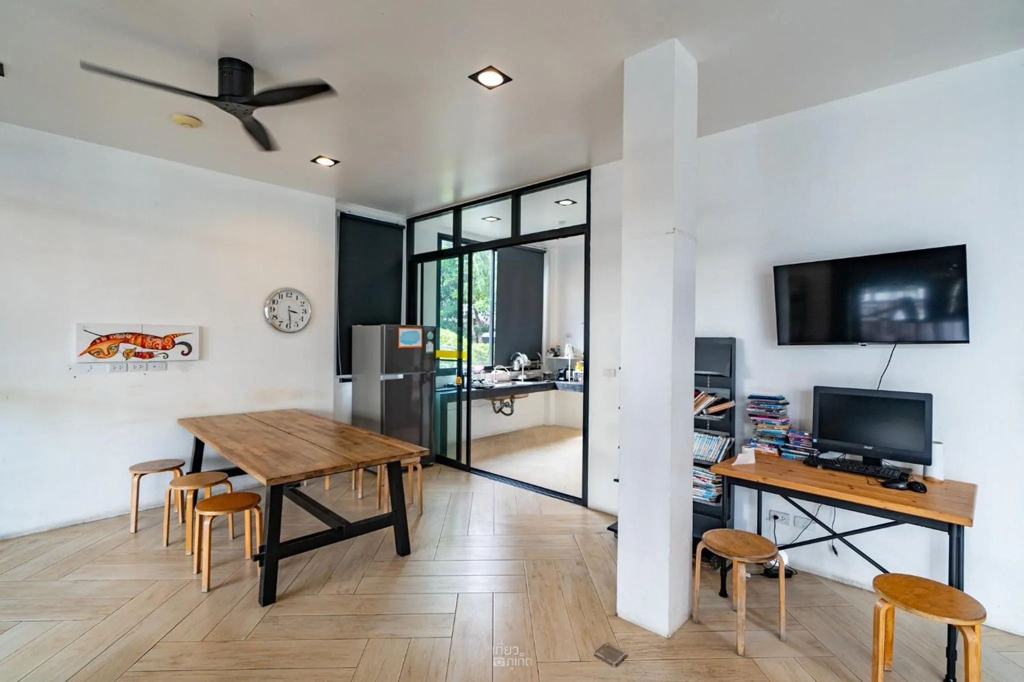 Communal kitchen in Book a Bed Poshtel - SHA Plus