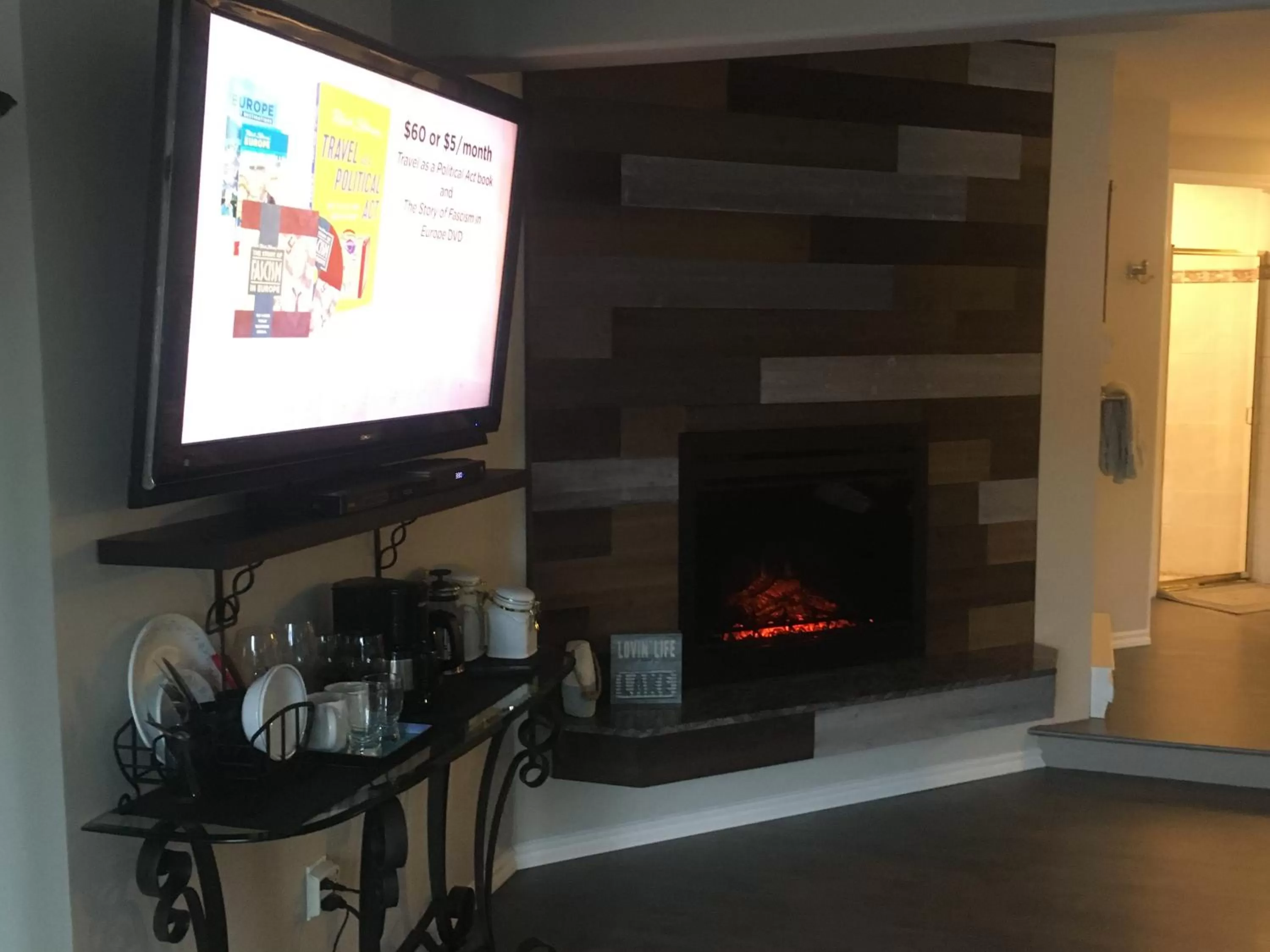 TV and multimedia, TV/Entertainment Center in Long Lake Waterfront Bed and Breakfast