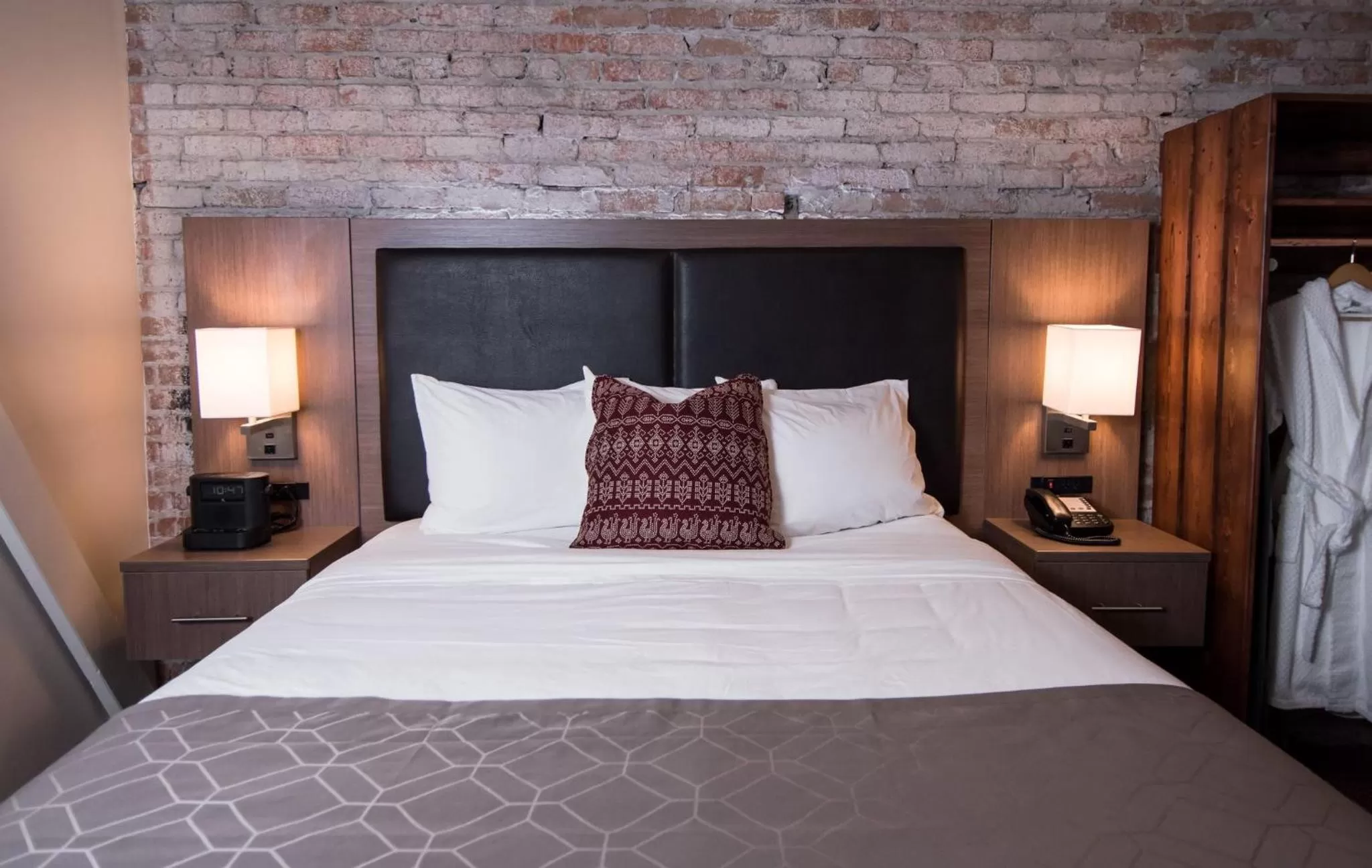 Queen Suite in Historic Hotel Arvon