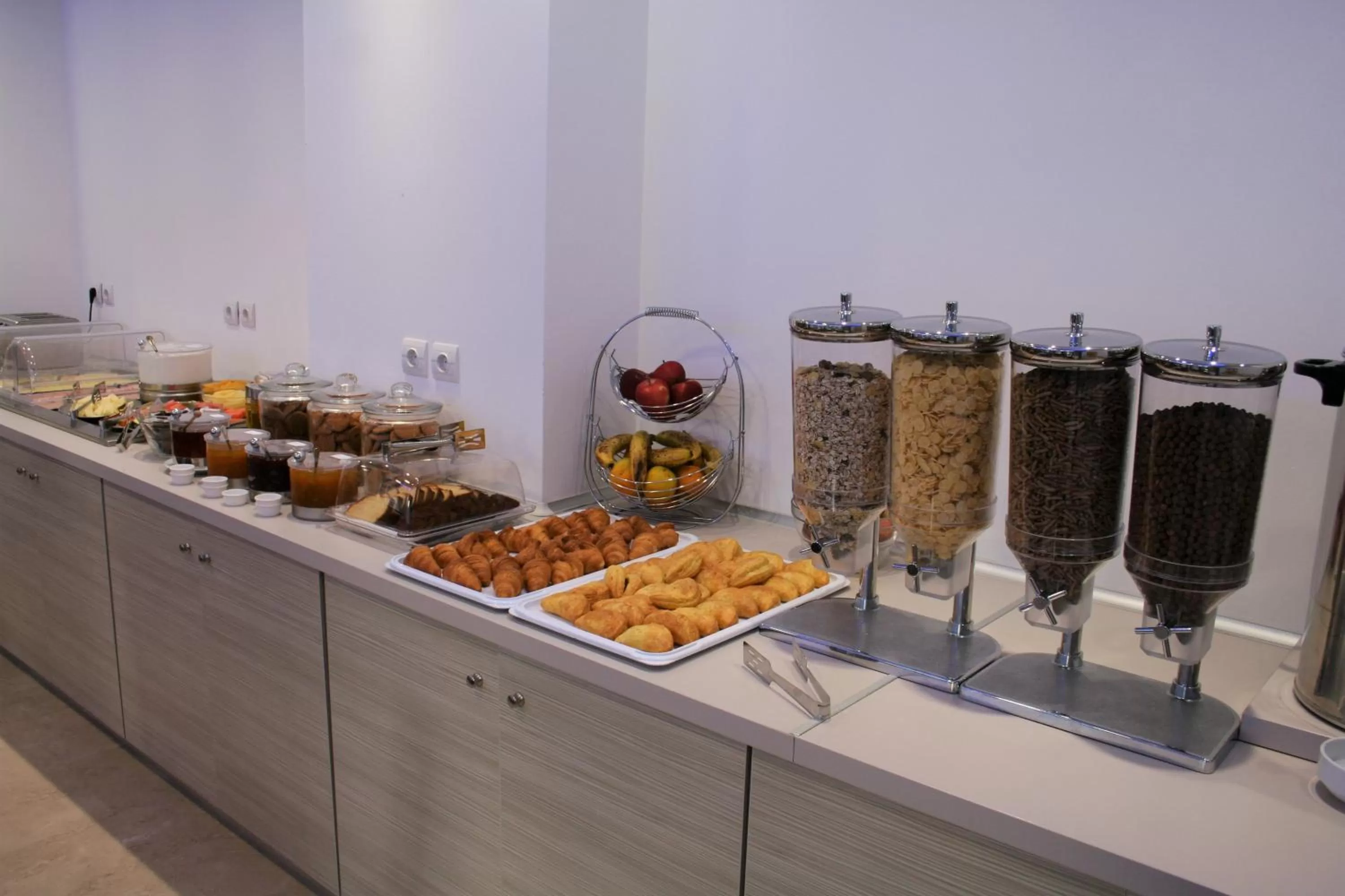 Food and drinks in Naiades Marina Hotel