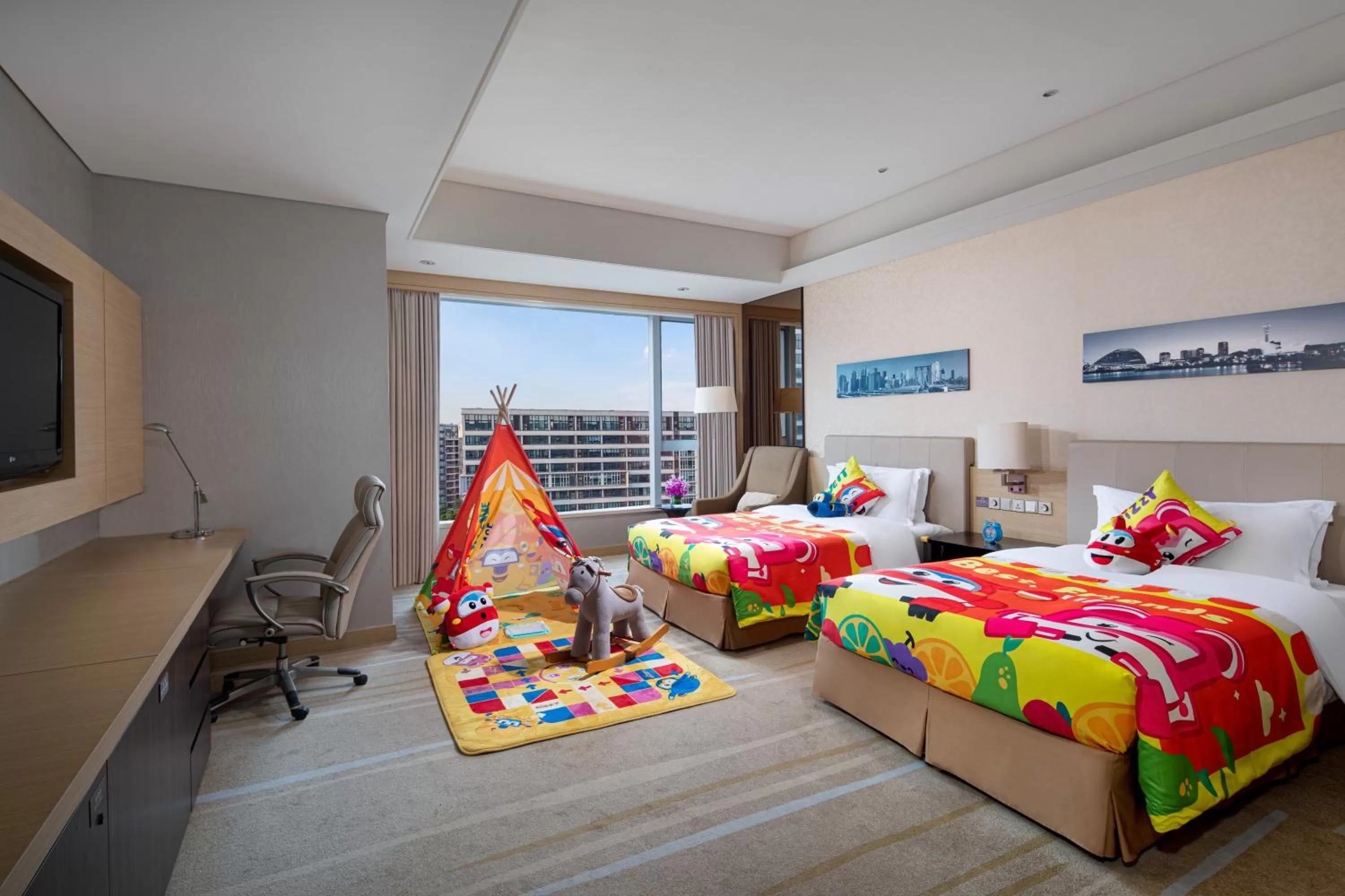 Photo of the whole room, Bed in Crowne Plaza Guangzhou Huadu by IHG