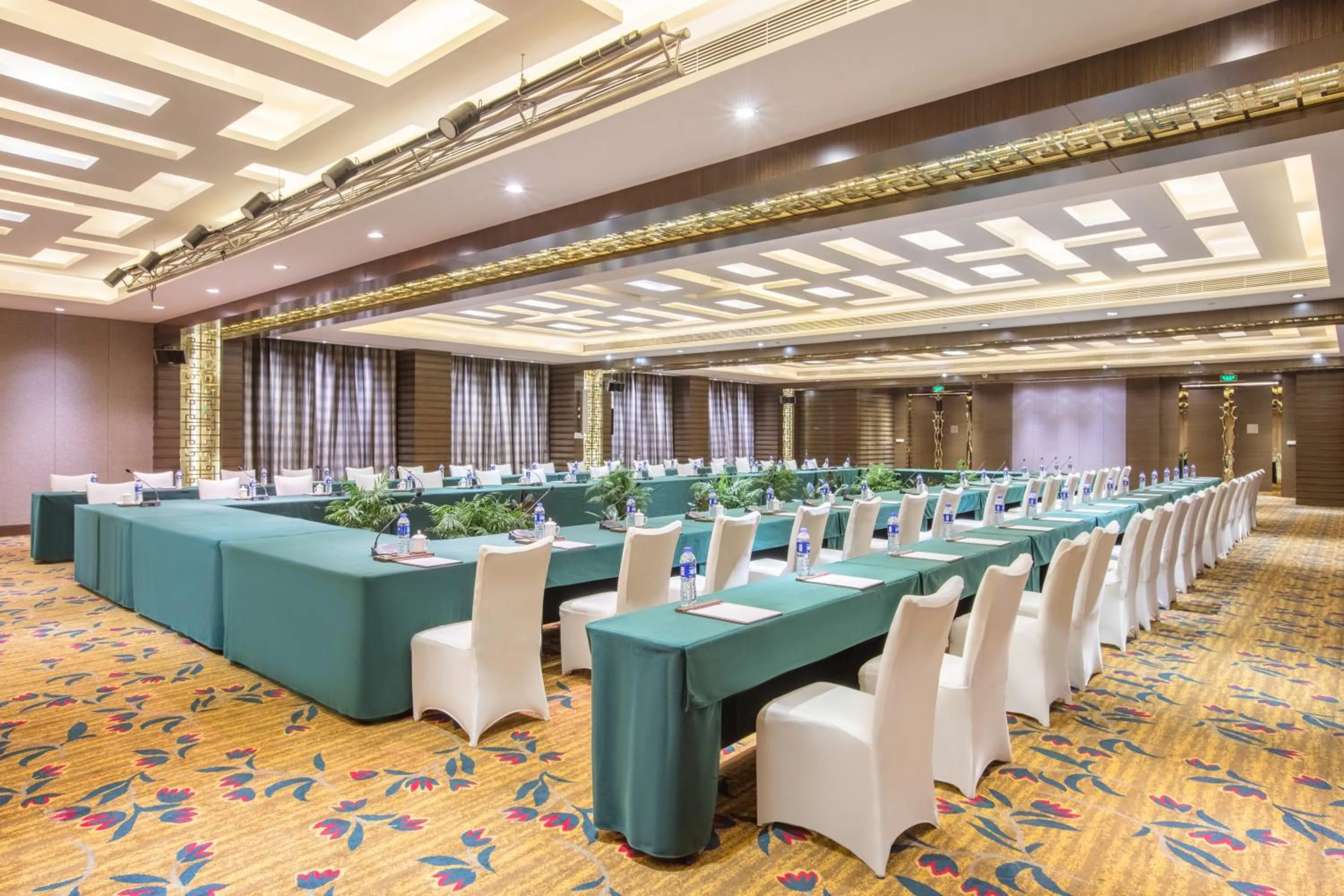 Meeting/conference room in Crowne Plaza Huangshan Yucheng by IHG
