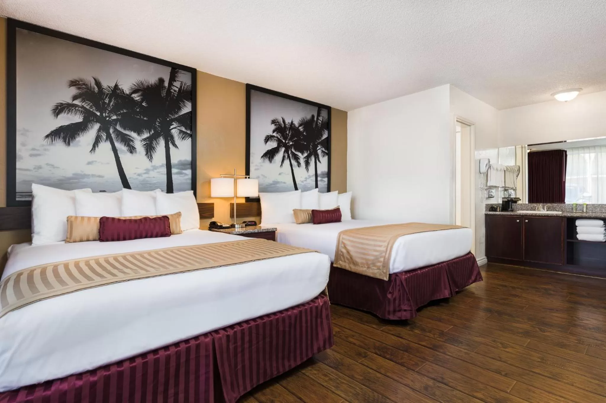 Bed in Kings Inn Anaheim at The Park & Convention Center