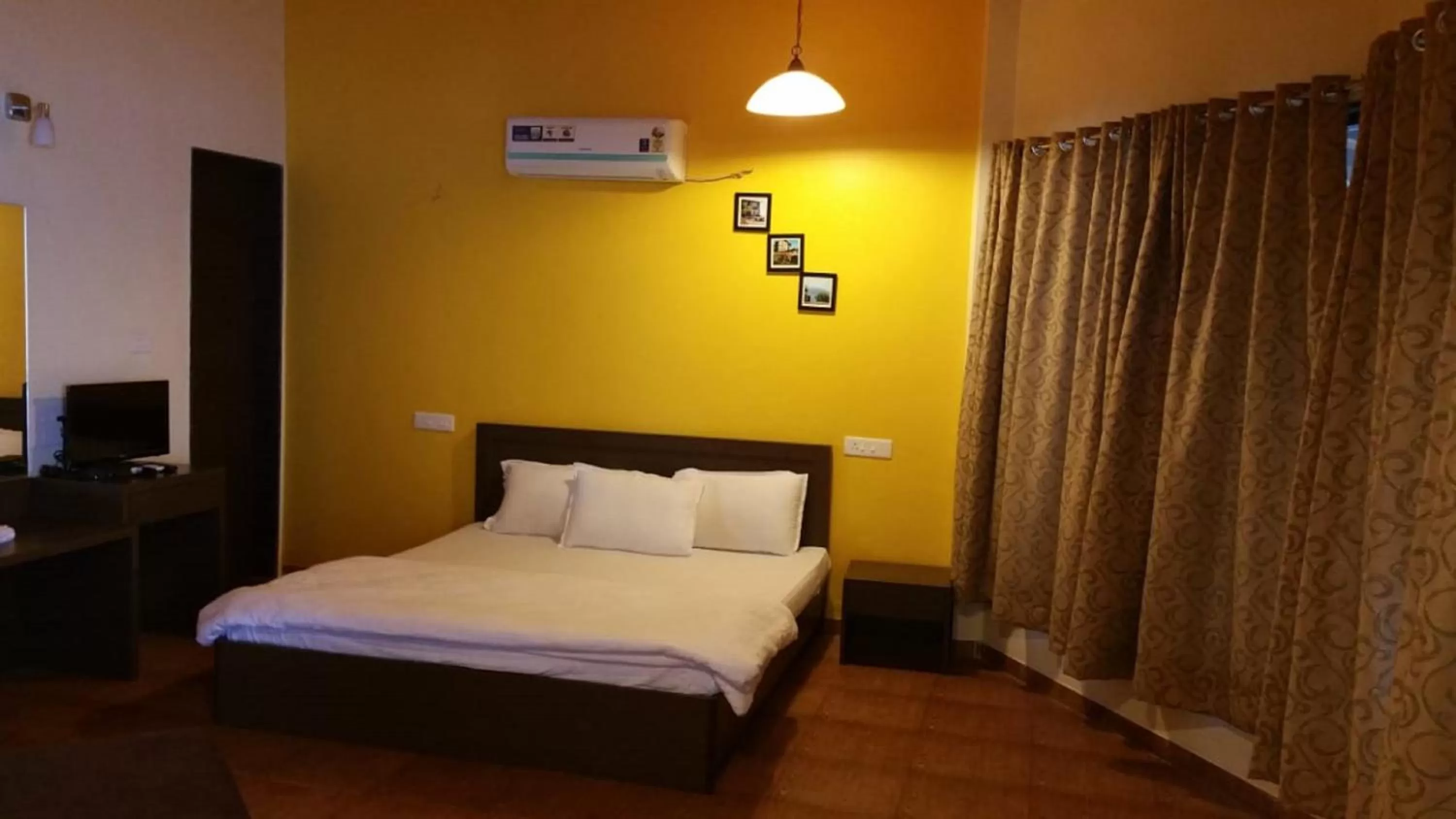 Bed in Jayshin Lake Vaitarna Resort - Igatpuri