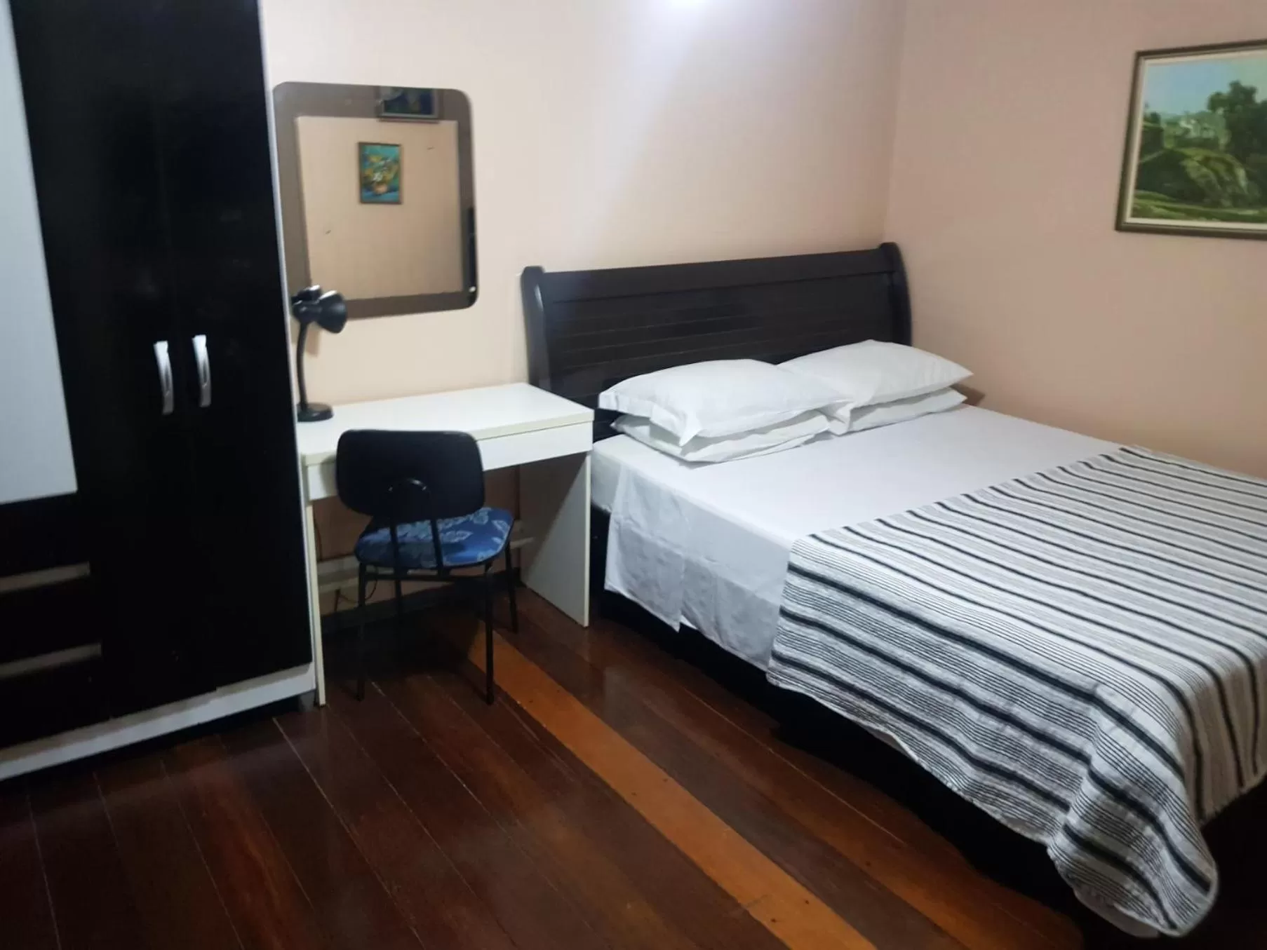 Photo of the whole room, Bed in KzaZendf Cama e Cafe Asa Sul