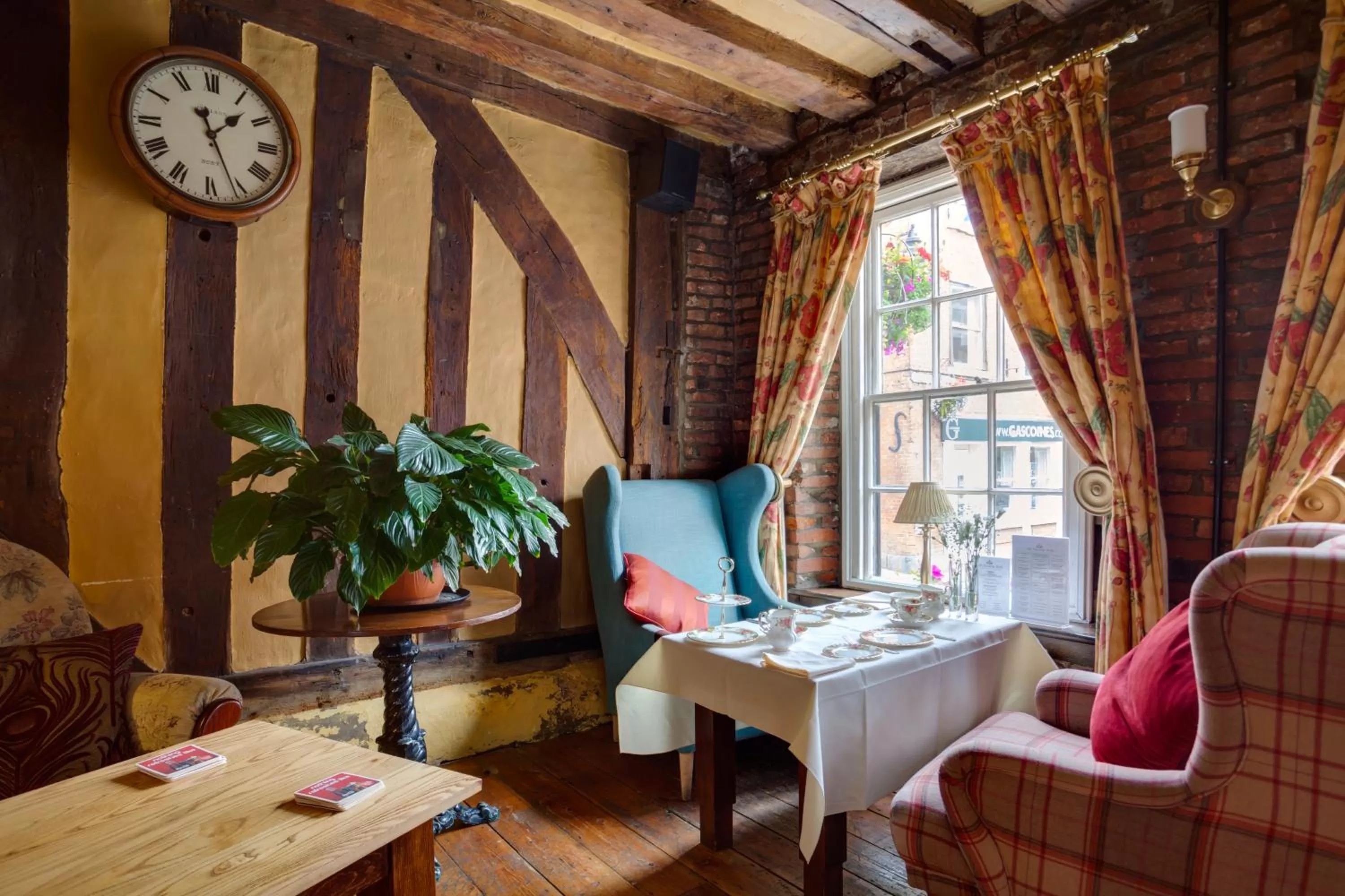 Restaurant/places to eat in The Saracens Head Hotel