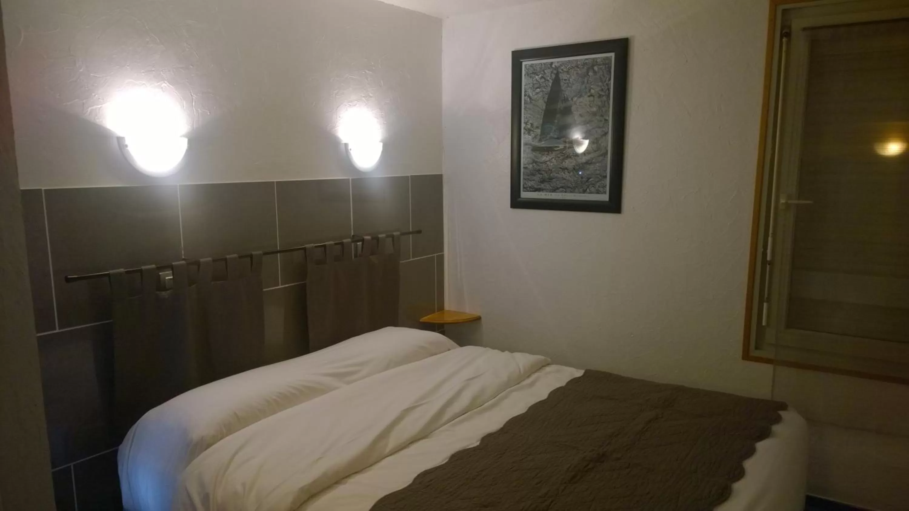 Photo of the whole room, Bed in Fasthotel Chambéry