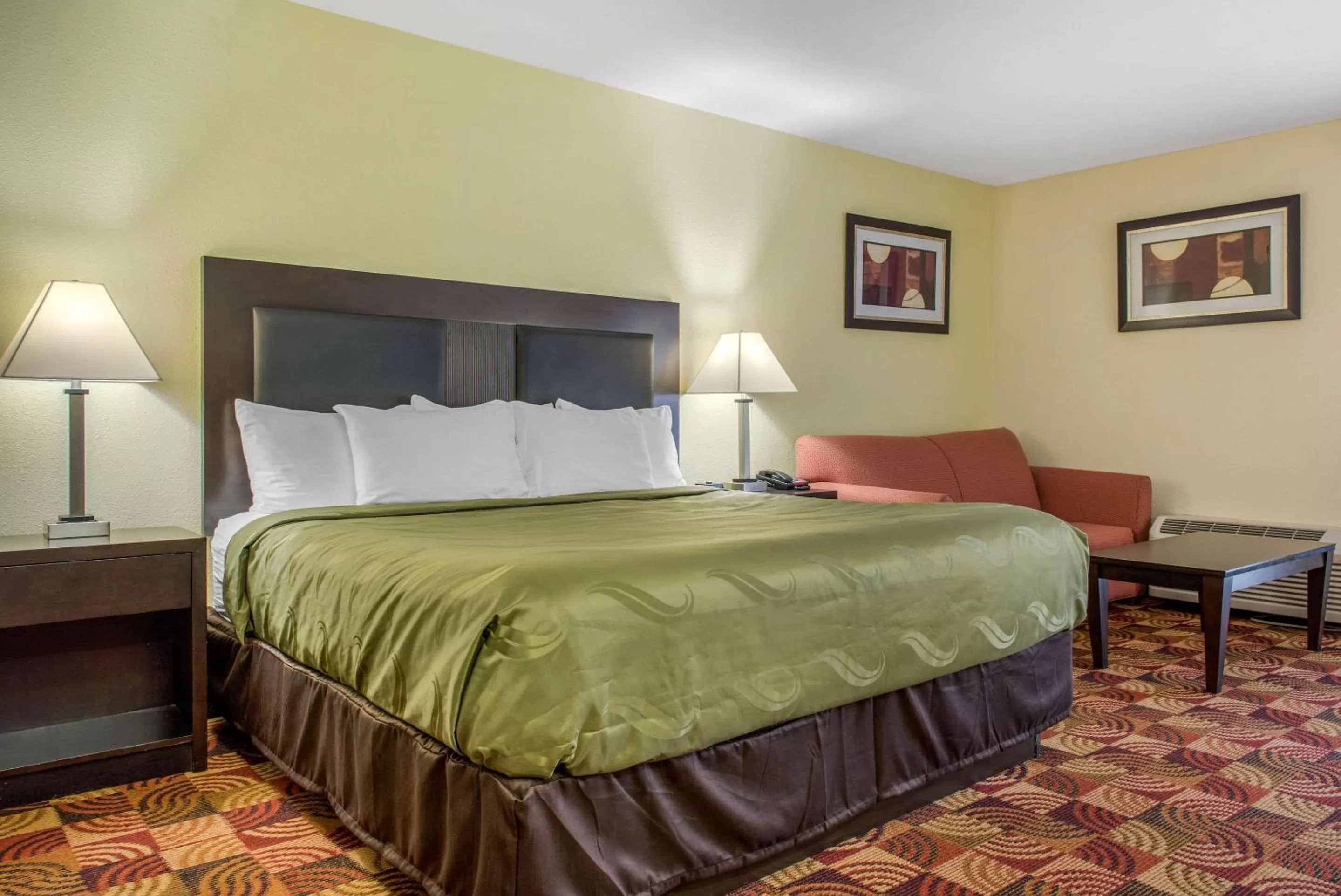 Photo of the whole room, Bed in Quality Inn Bloomington Near University
