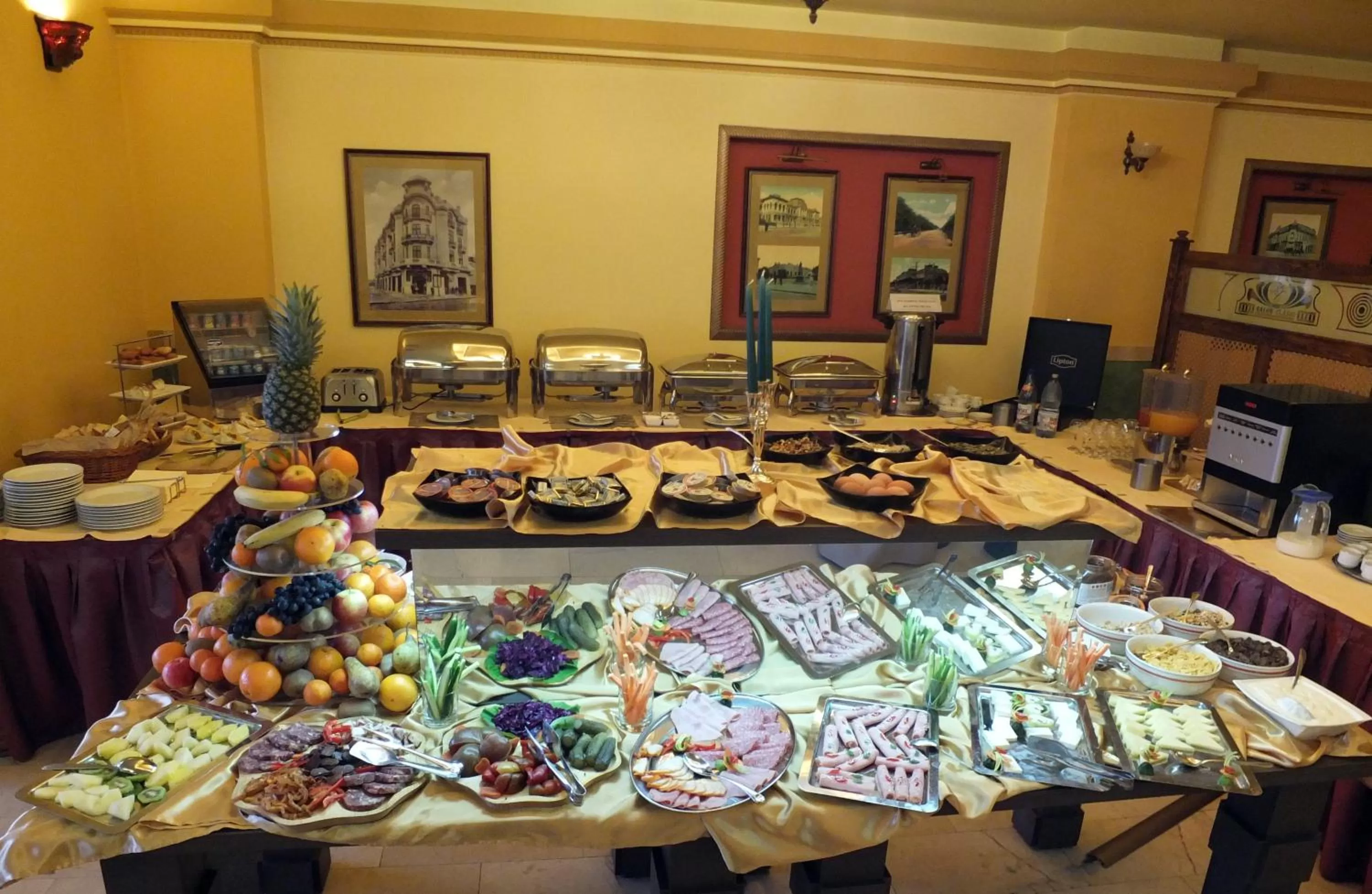 Restaurant/places to eat in Hotel Central