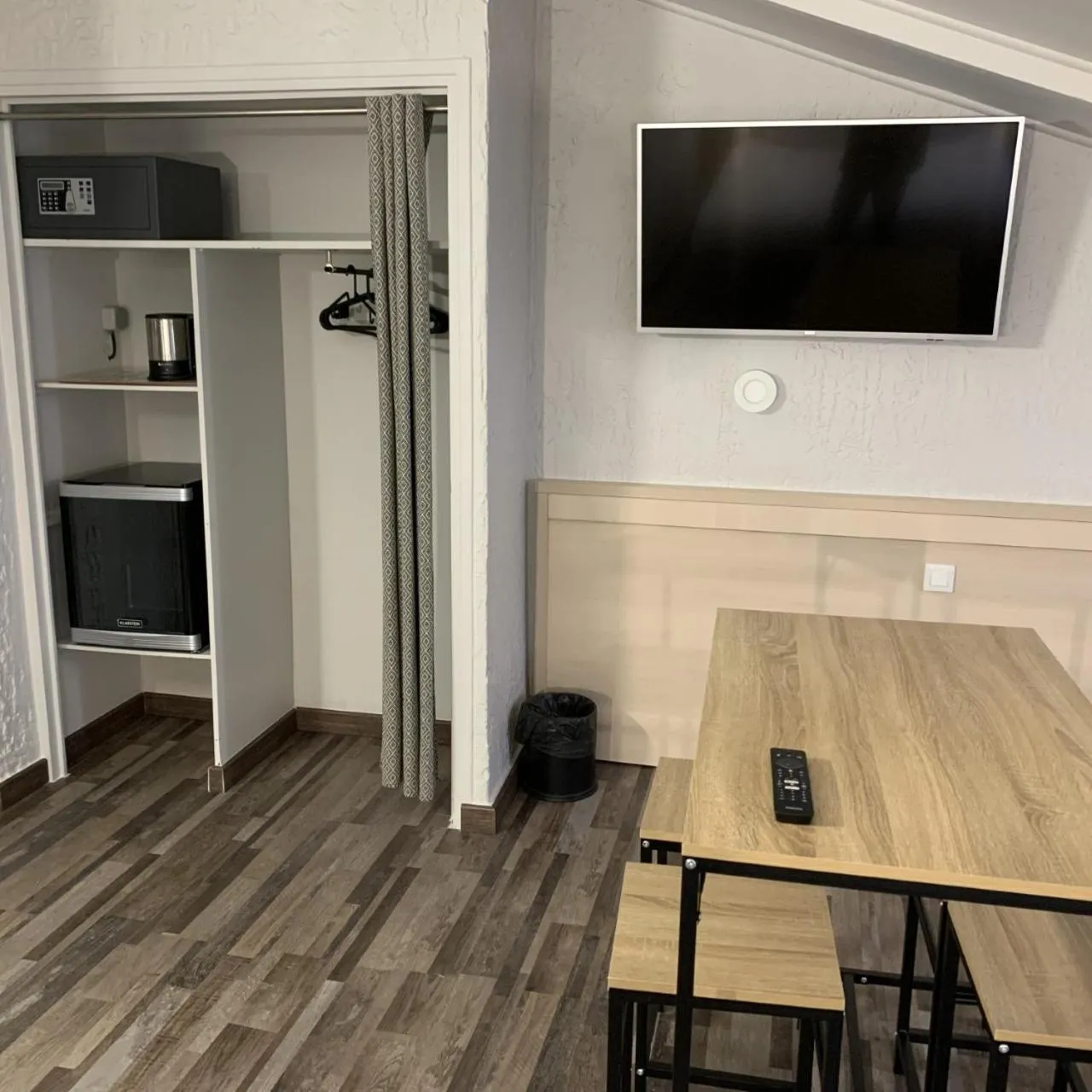 Communal lounge/ TV room in Hotel de Berne