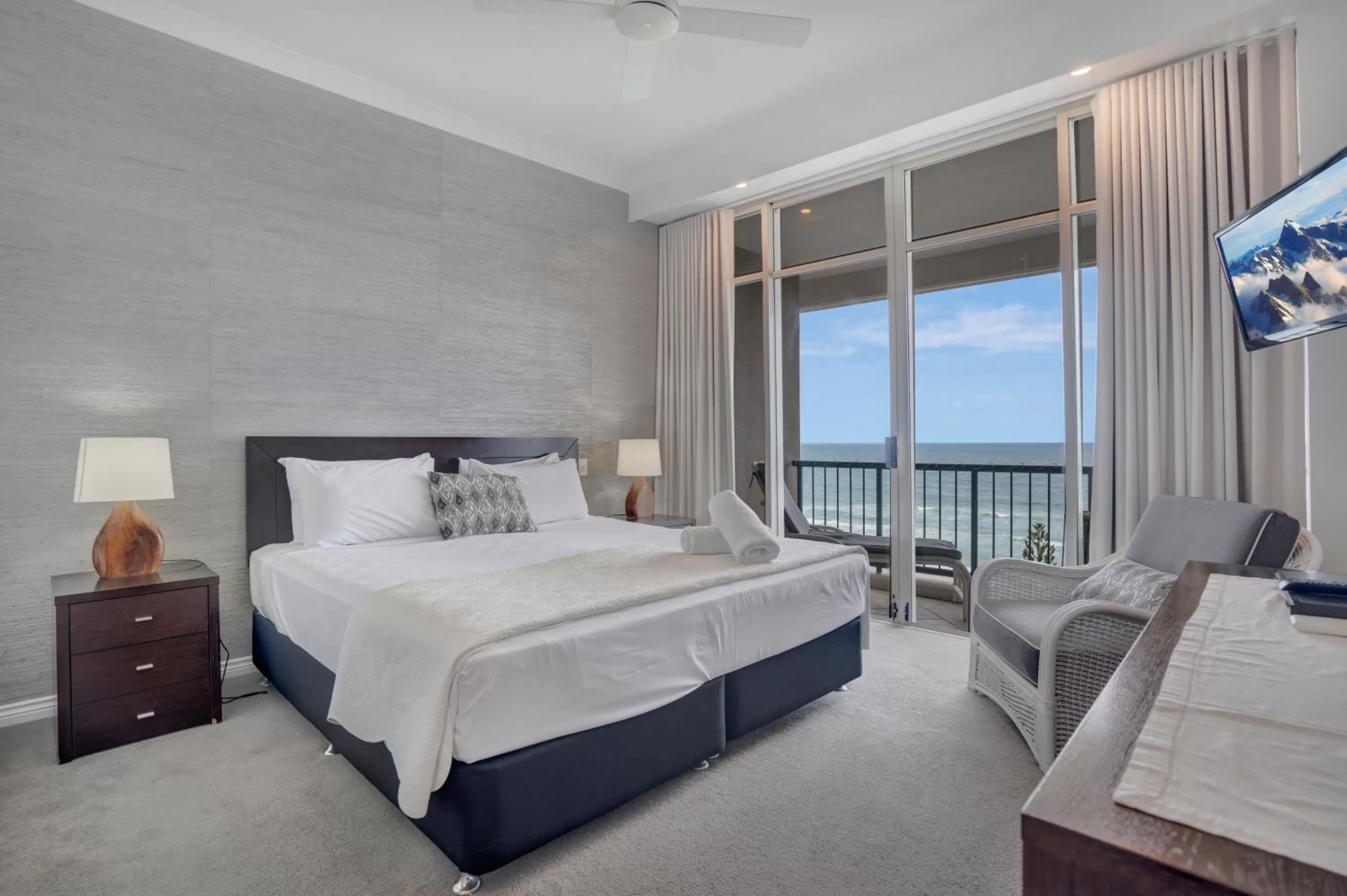 Photo of the whole room, Bed in Oceana On Broadbeach