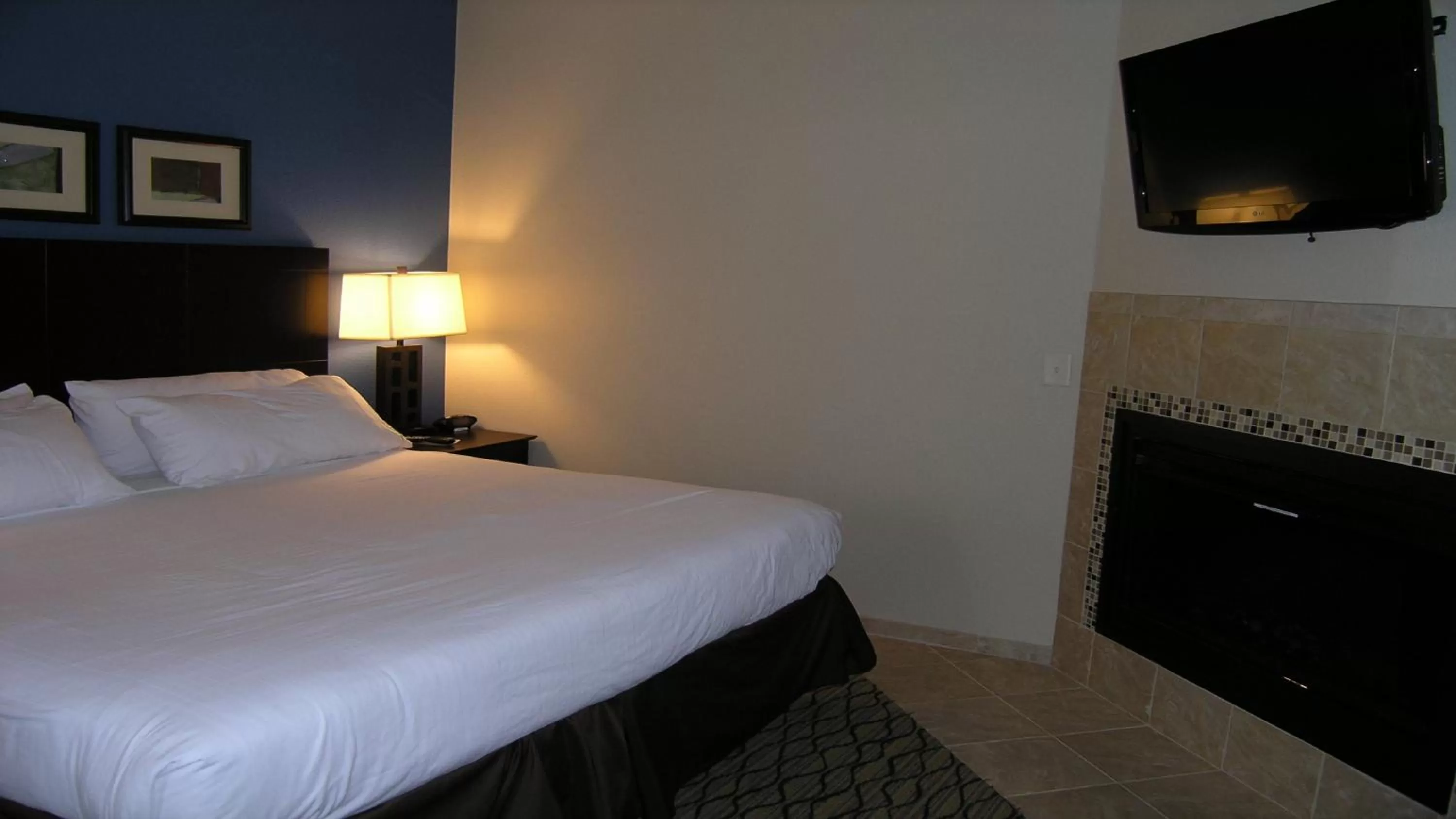 Photo of the whole room, Bed in Holiday Inn Express & Suites Belle Vernon, an IHG Hotel